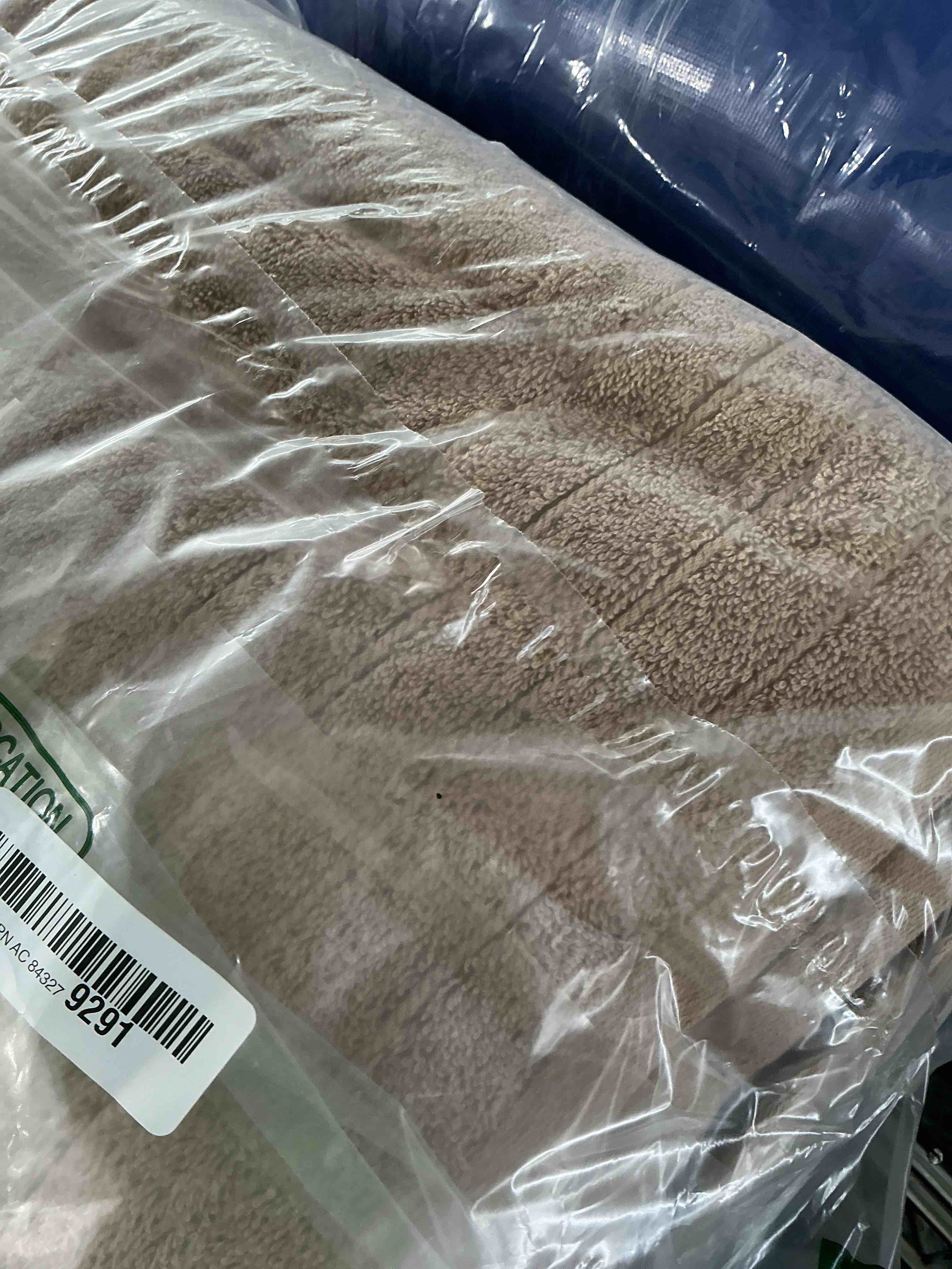 Condition photo showing New/Like New for white classic wealuxe taupe bath towels 24x50 inch, cotton towel set for bathroom, hotel, gym, spa, soft extra absorbent quick dry 6 pack