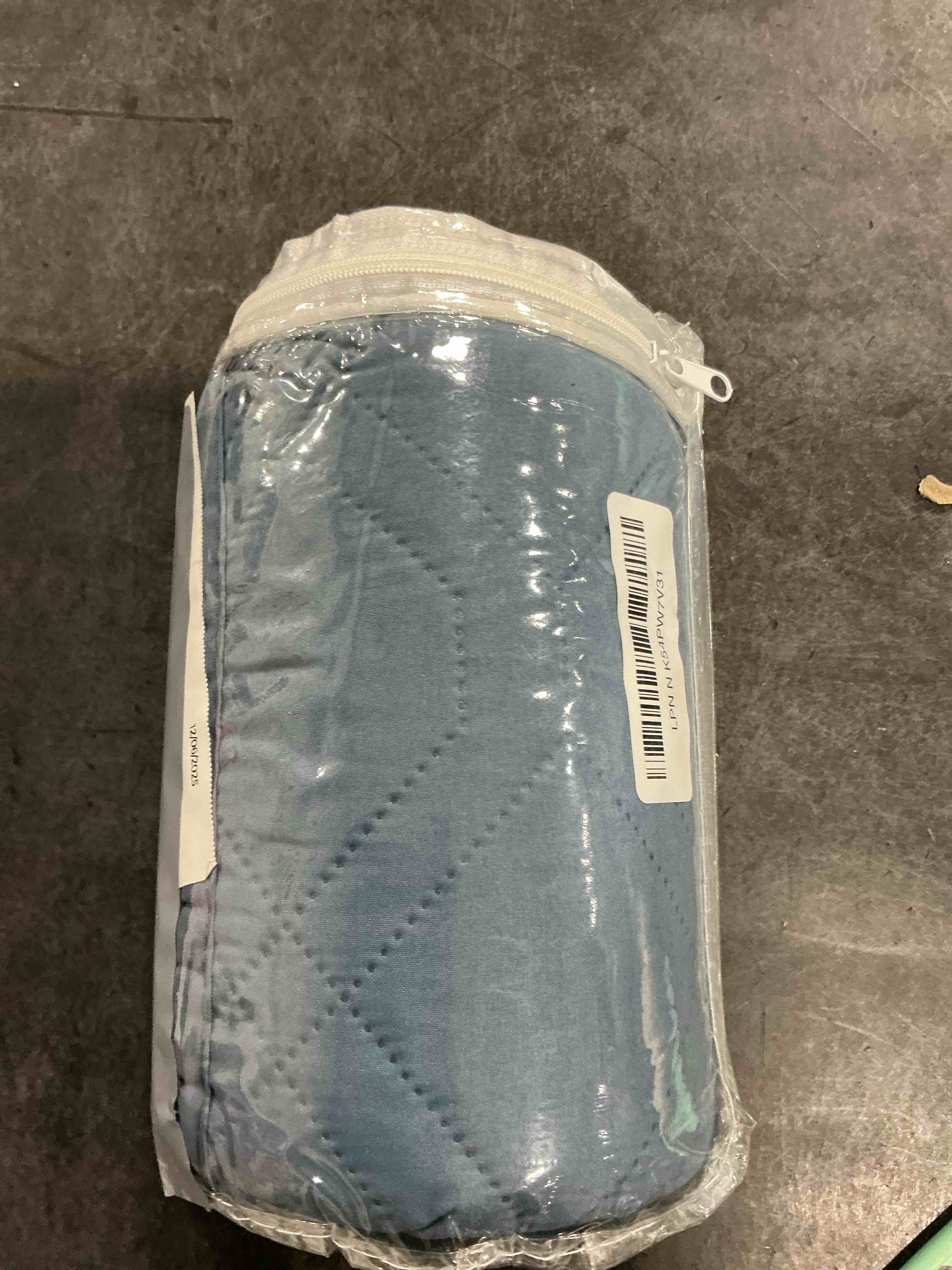 Condition photo showing Good Condition for Ameritex Waterproof Dog Bed Cover Pet Blanket for Furniture Bed Couch Sofa Reversible 30x70 Inch (Pack of 1) Navyblue+stoneblue