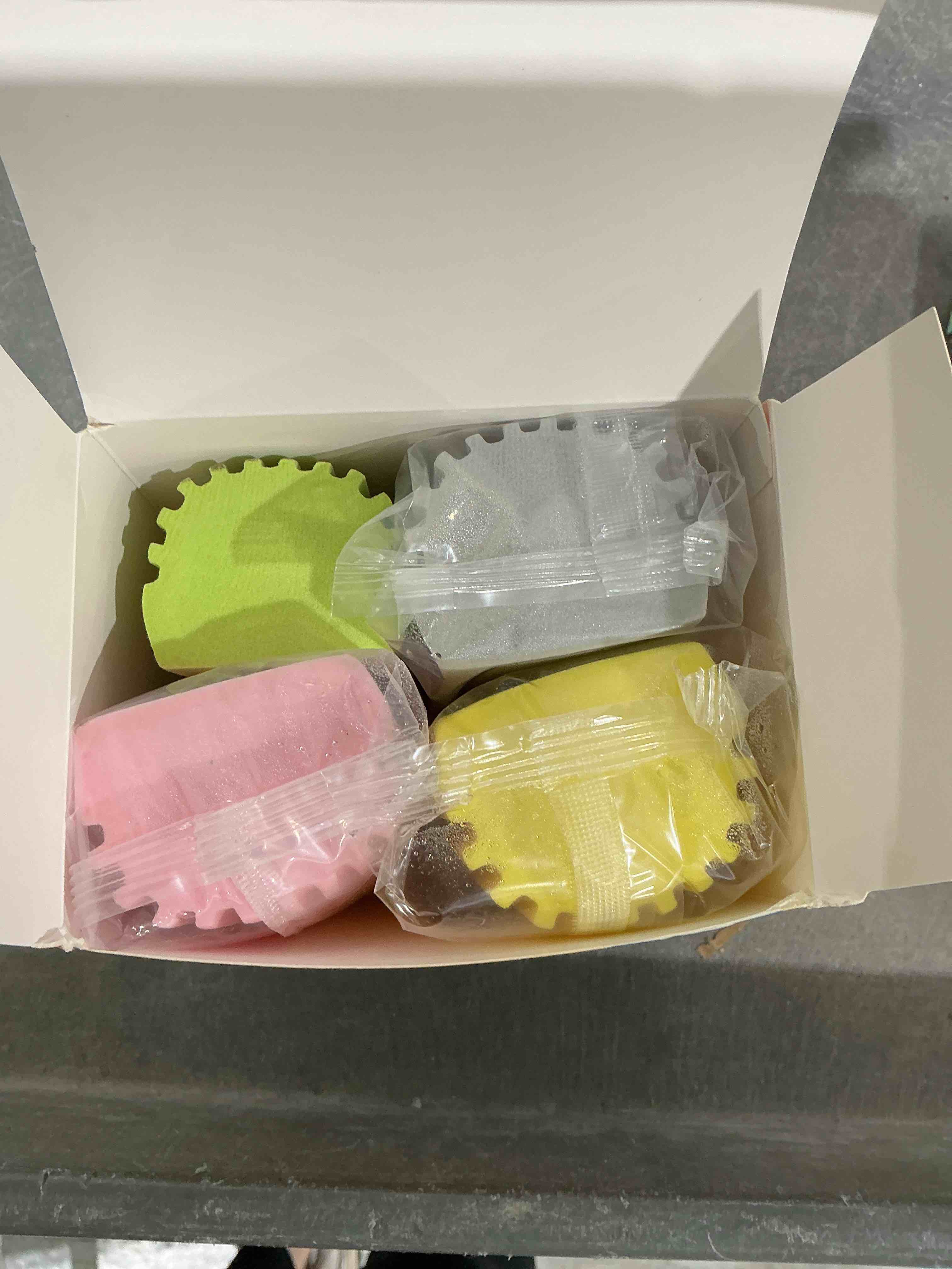 Condition photo showing Good Condition for COBETE Damp Clean Duster Sponge,4pack Magic Sponge Eraser,Reusable Damp Dusting Sponge Household Cleaning for Blinds, Glass, Baseboards,Radiators,Window Track Grooves(Multi Color) Multicolor