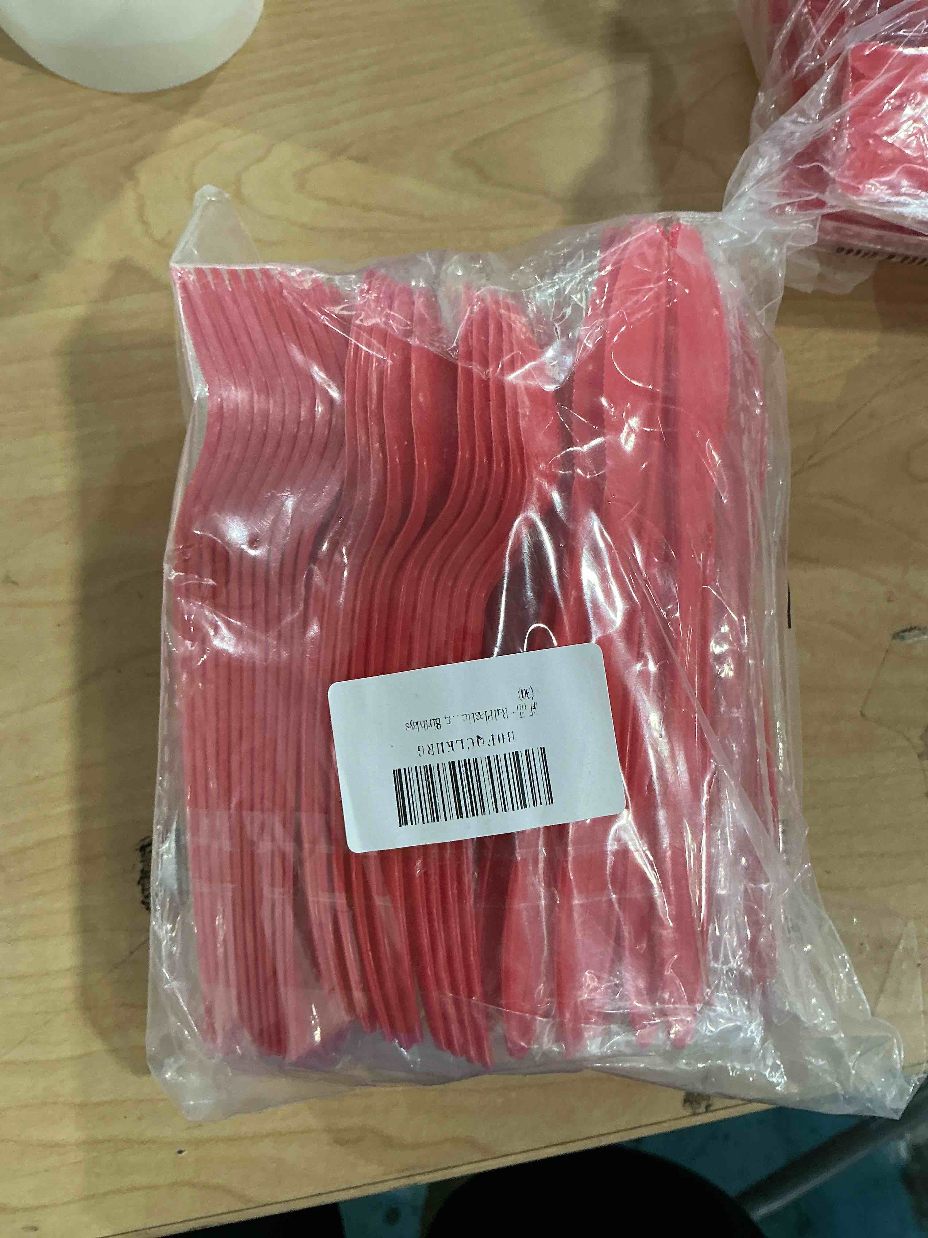 red plastic silverware set, 270-piece disposable cutlery with 90 knives, 90 red forks, 90 spoons, he