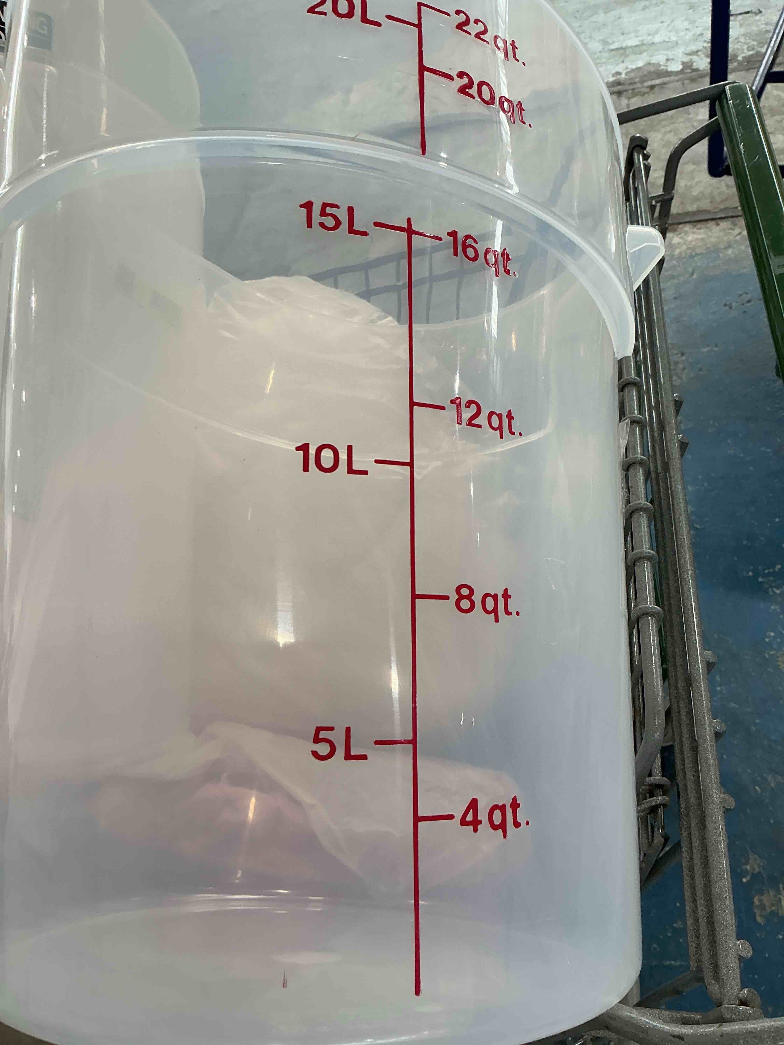 Condition photo showing New/Like New for cambro translucent 22 qt. round food container