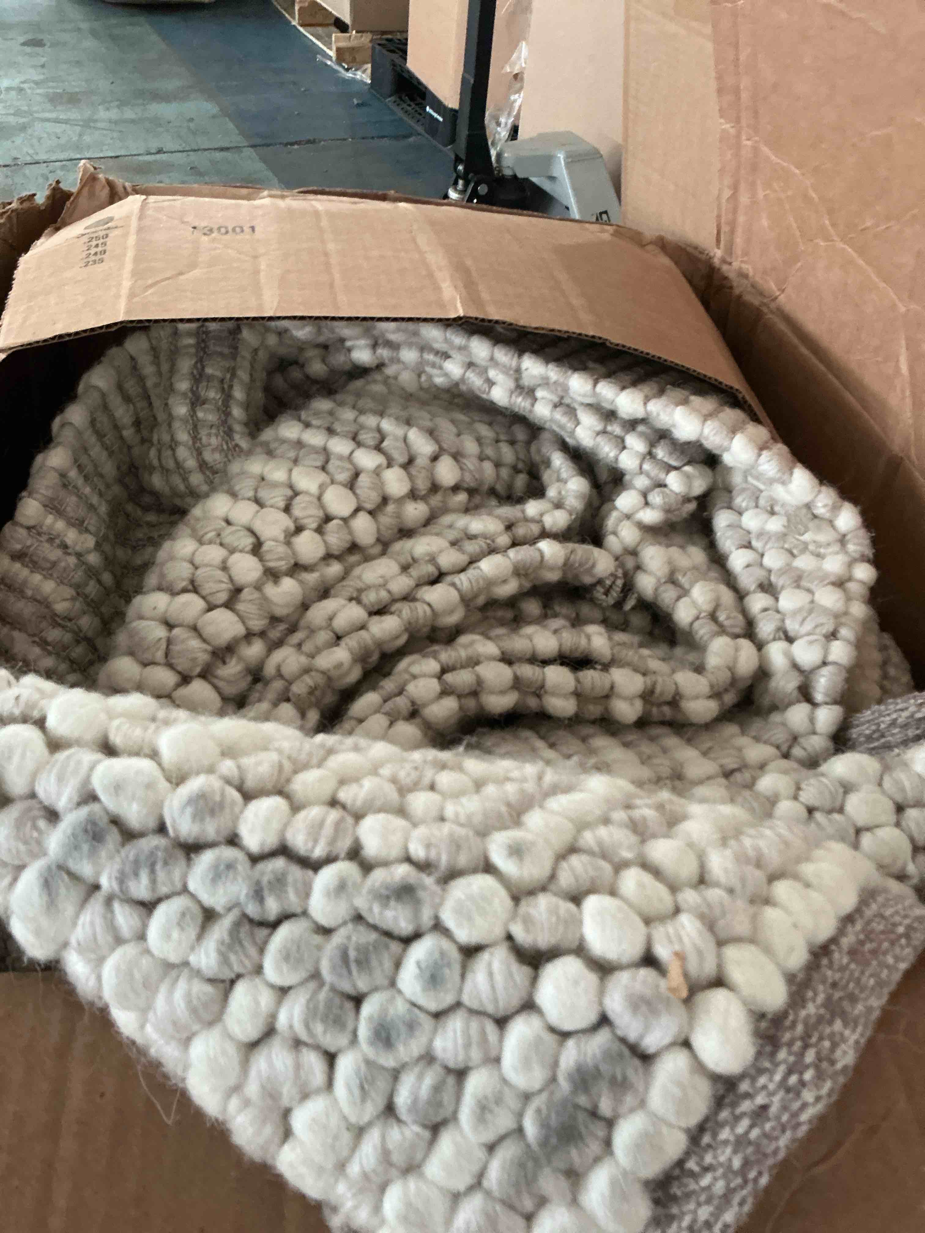 Condition photo showing New/Like New for safavieh natura collection area rug - 9' x 12', silver, handmade wool blend, textured design, ideal for living room, bedroom, dining space (nat620c)
