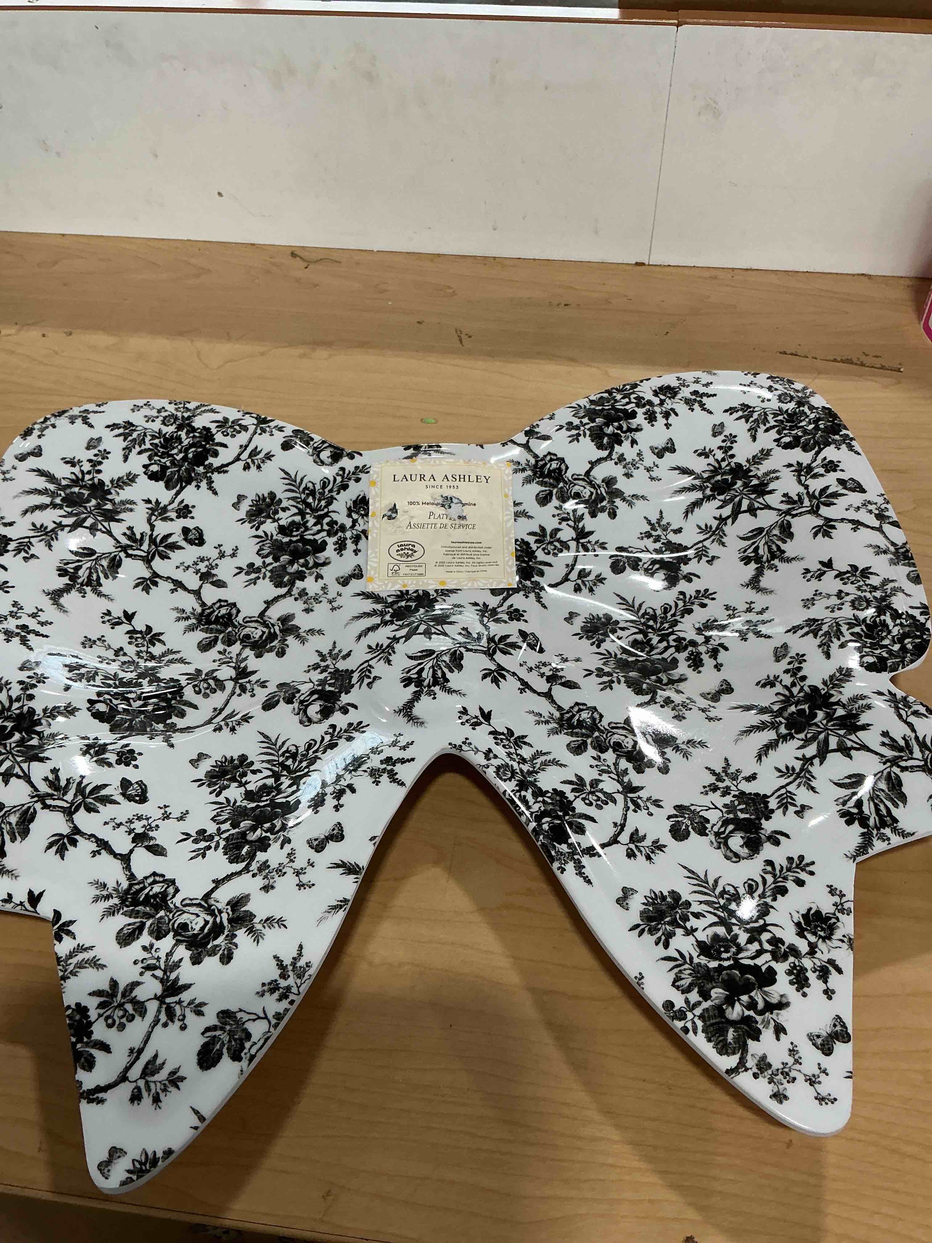 Condition photo showing New/Like New for santa barbara design studio serving platter - bow shaped ceramic tray, 8" x 8", black and white