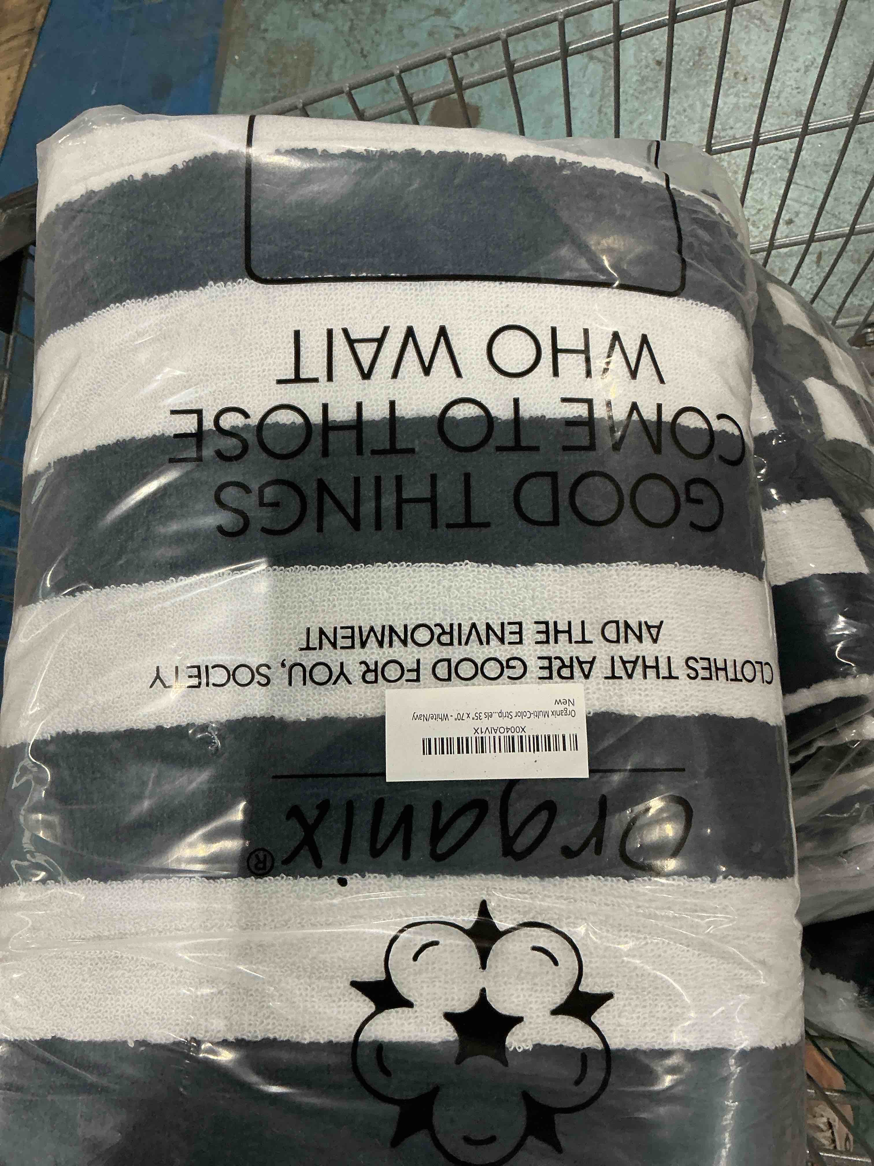 Condition photo showing New/Like New for organix oversized 4 pack beach towels 35" x 70" - cabana pool towels - quick dry, large swim towels (white/navy)