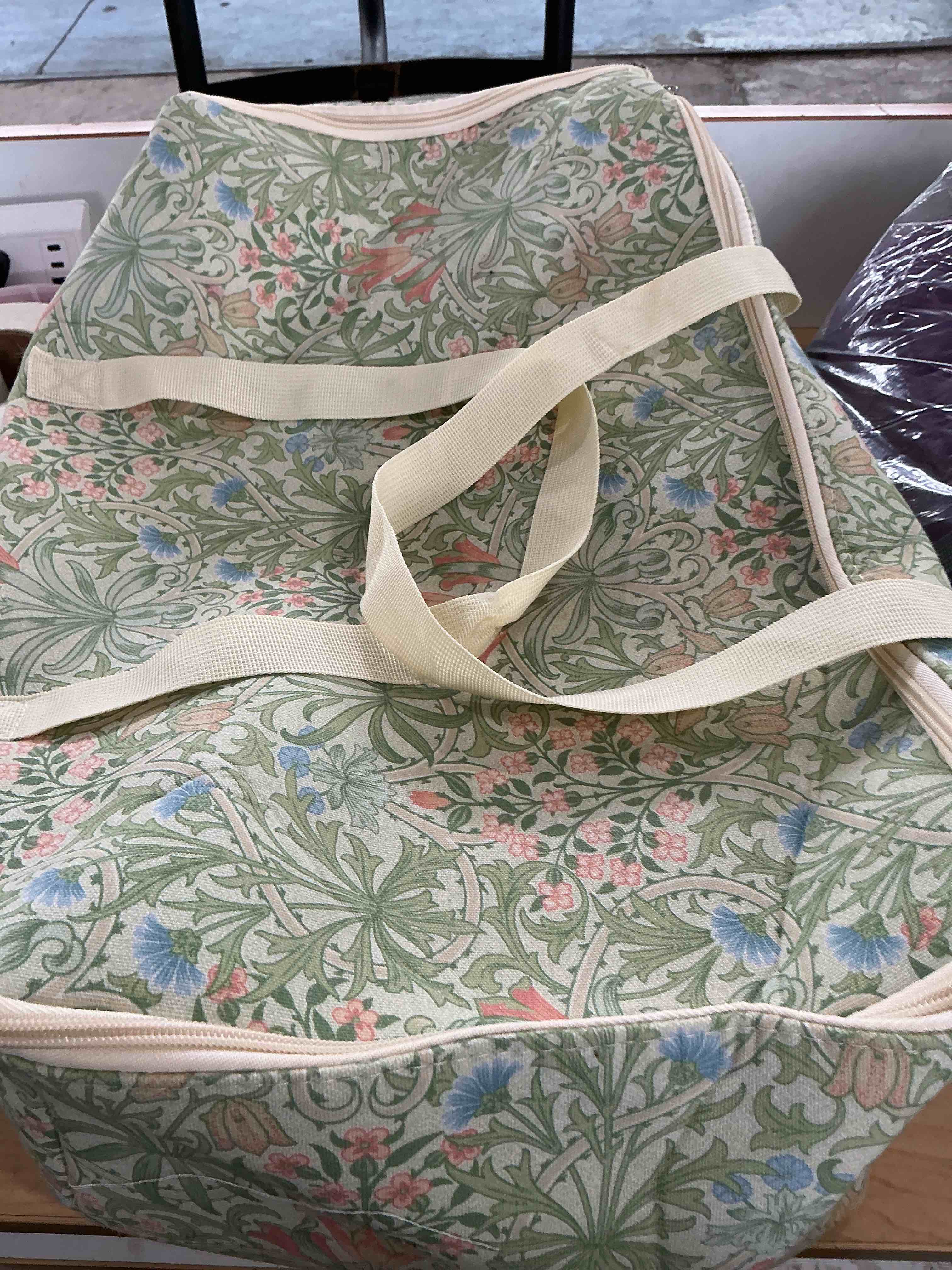 Condition photo showing New/Like New for dansydaisy large quilted travel duffle bag for women floral portable gym weekender bag with zipper pockets workout grocery pouch duffle gift pouch for work(yellow green grassland)
