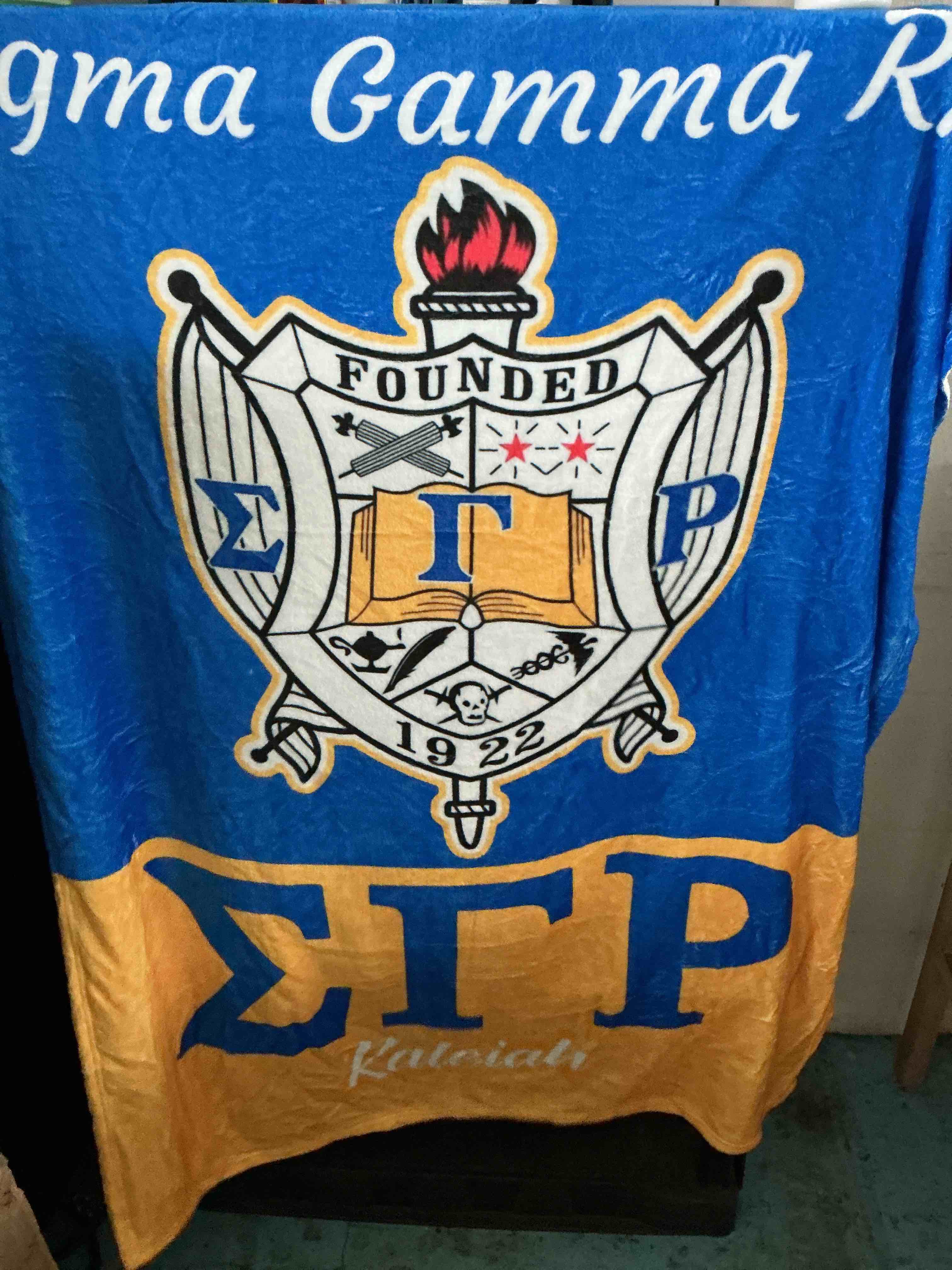 Condition photo showing New/Like New for sigma gamma rho shield blanket med size 