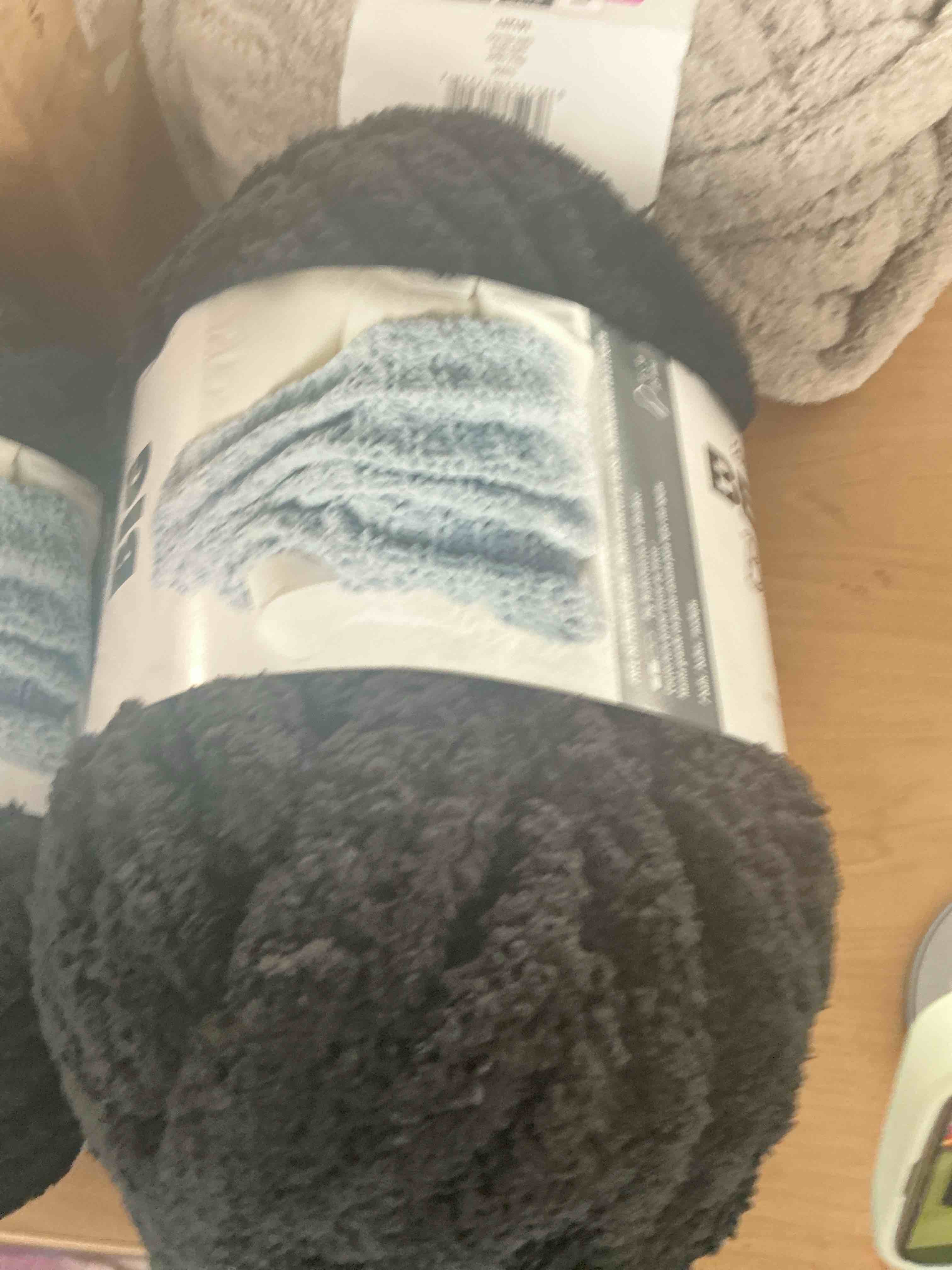 Condition photo showing New/Like New for bernat blanket big - 300g -black
