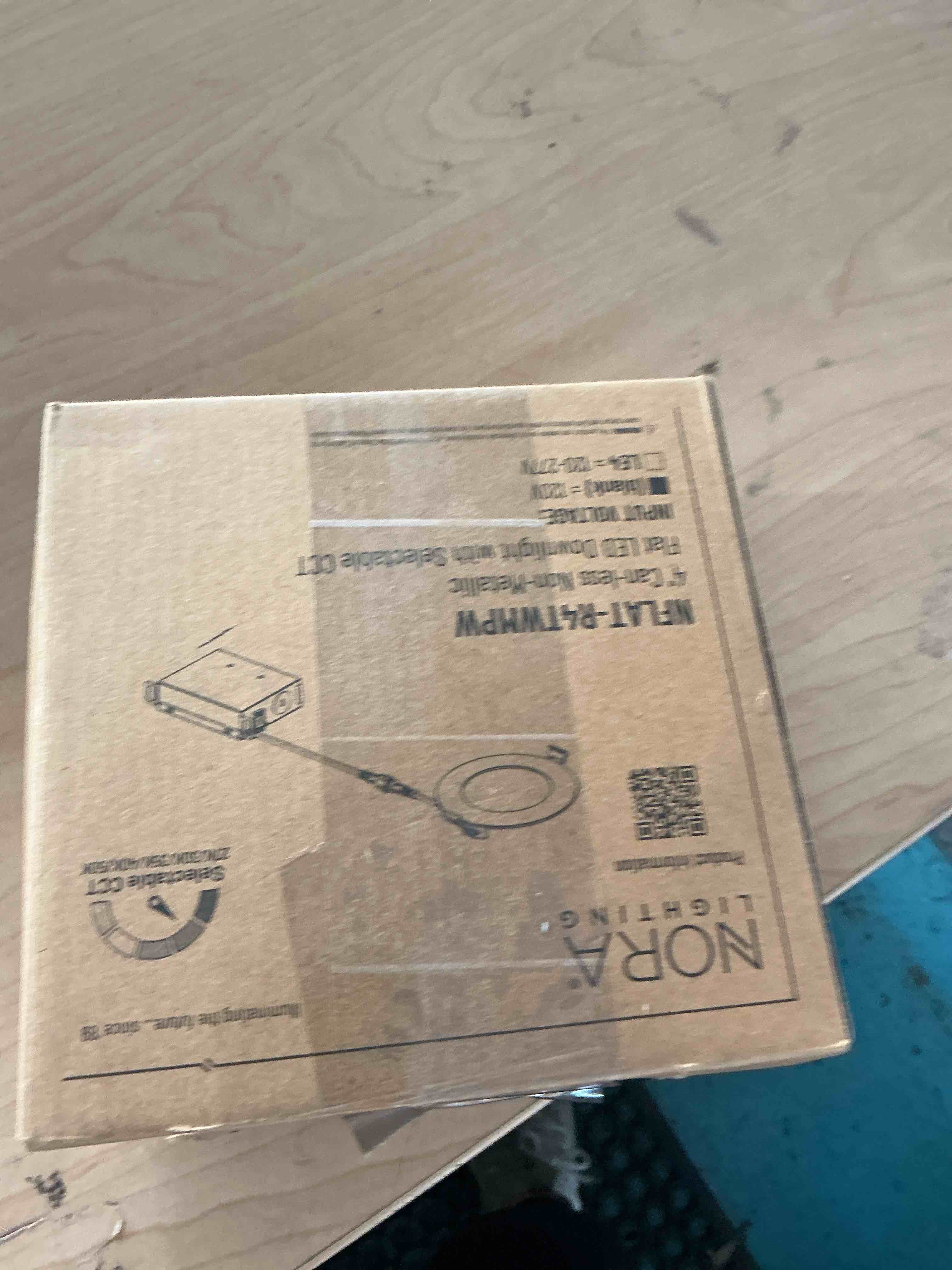 Condition photo showing New/Like New for halo hlb8169fs1emwr canless large led recessed light selectable 2700k, 3000k, 3500k, 4000k, 5000k cct 8 inch white