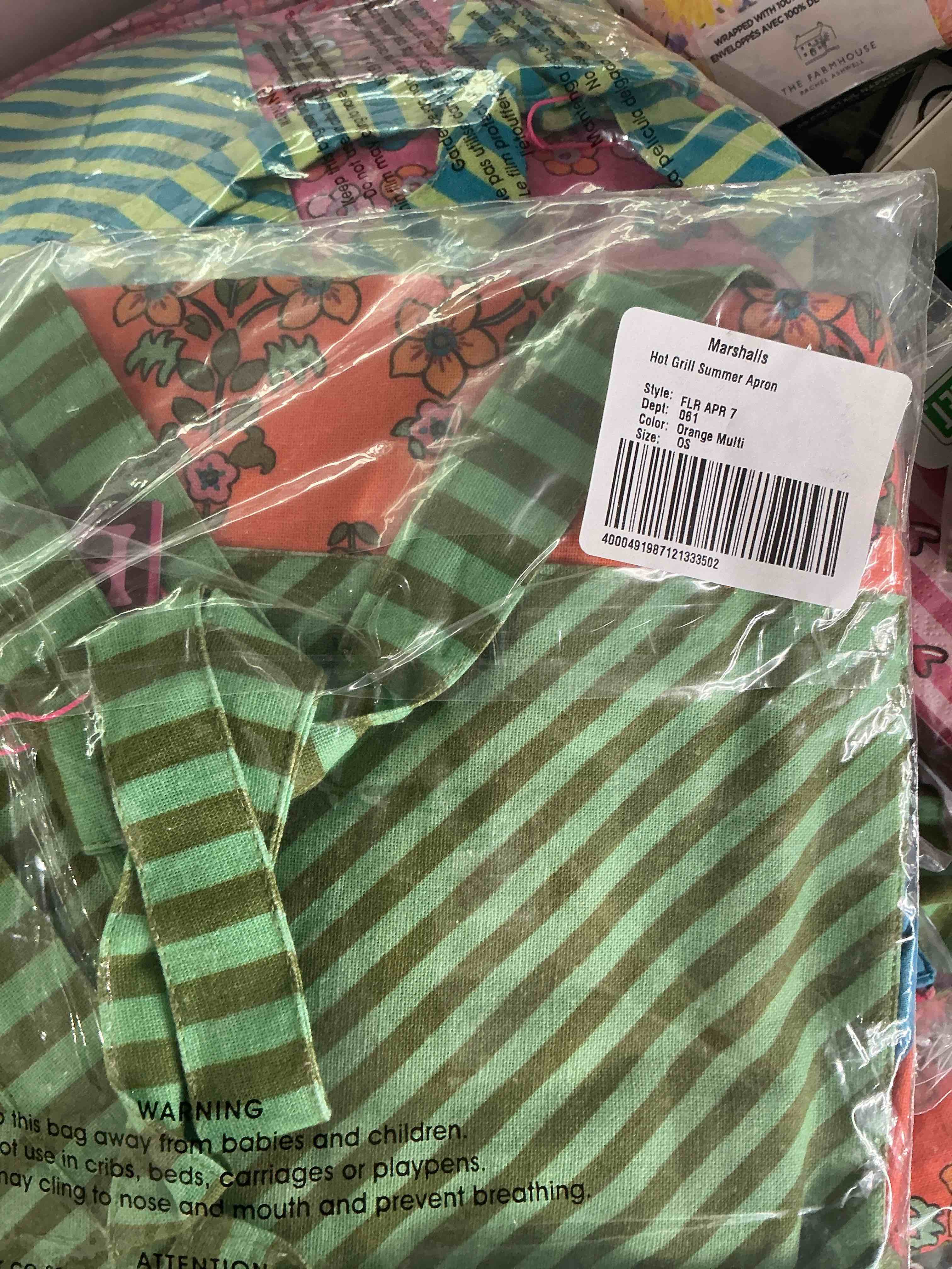 Condition photo showing New/Like New for hot grill summer apron