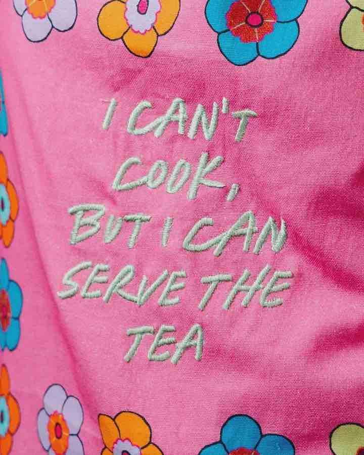 Condition photo showing New/Like New for serve the tea apron
