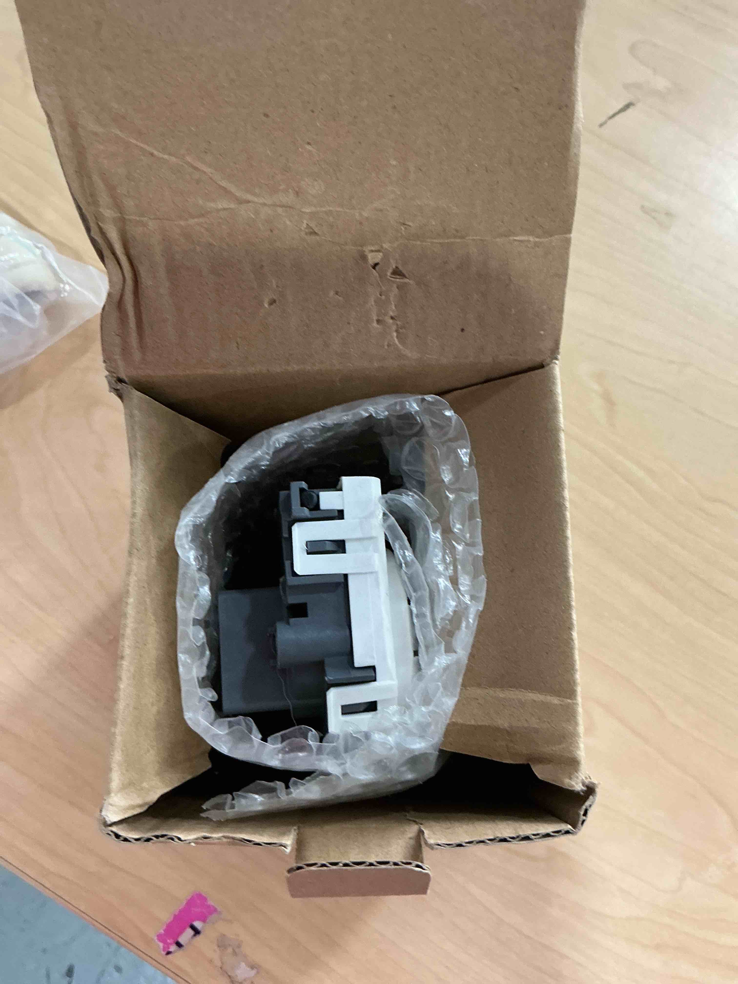 https://s3.amazonaws.com/lotting-images-prod/NonstopDeals/PNK4931357_1774475081055.jpeg