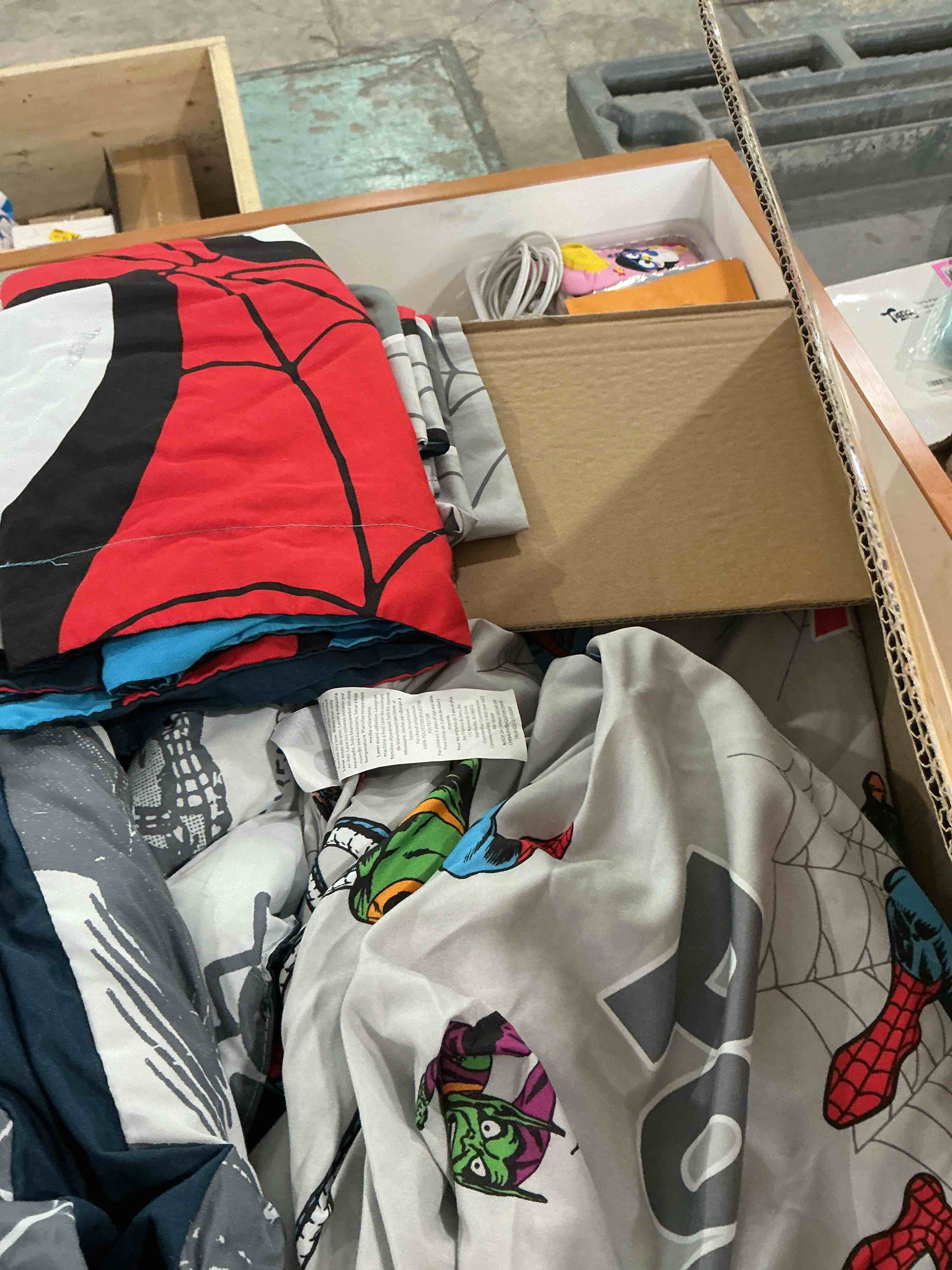 Condition photo showing Good Condition for jay franco marvel spiderman burst 5 piece full bed set - includes reversible comforter & sheet set - bedding - super soft fade resistant microfiber (official marvel product)