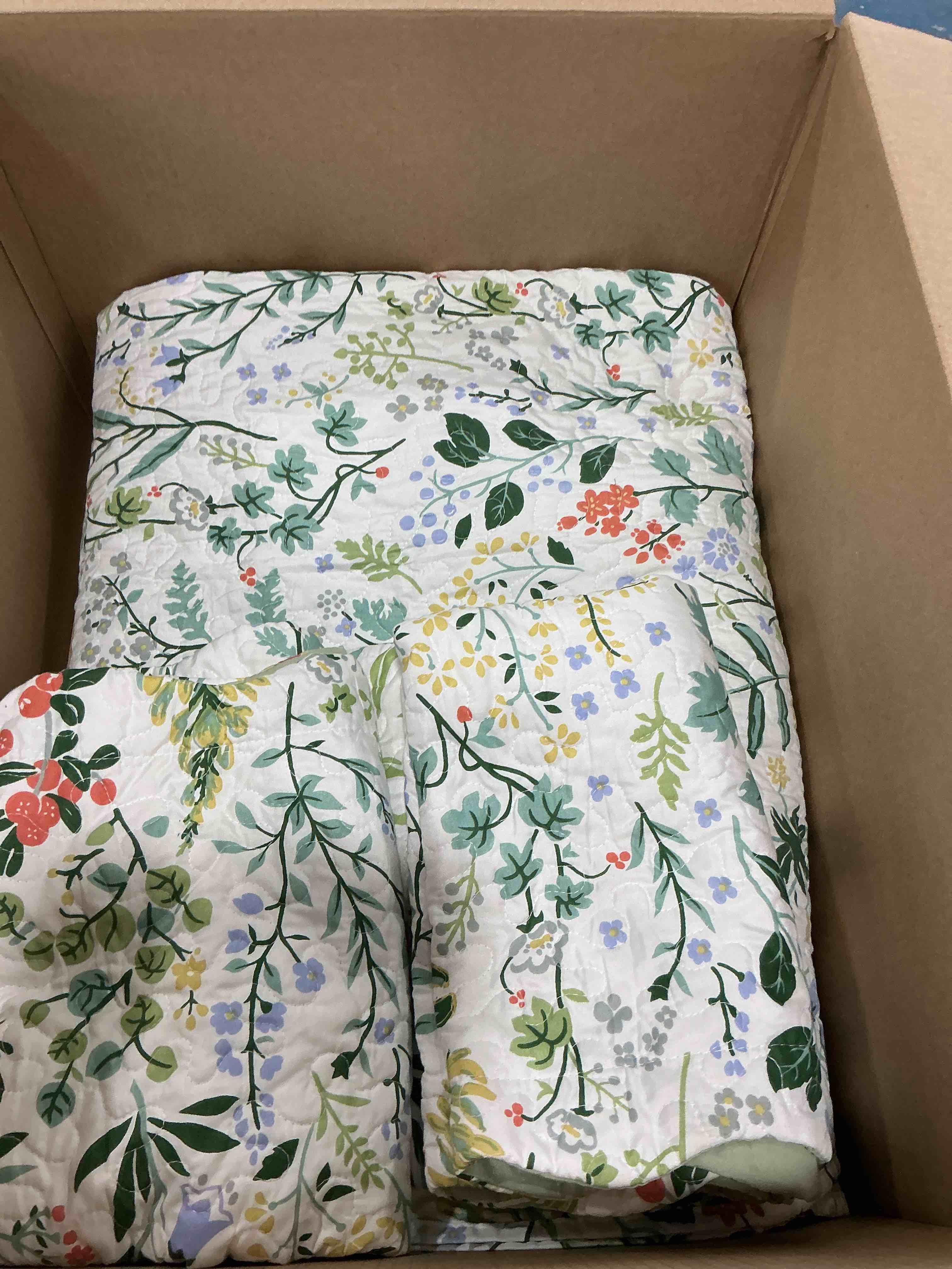 Condition photo showing New/Like New for quilt set queen size bedspreads - soft bed summer quilt lightweight microfiber bedspread- classic style small floral pattern pattern coverlet for all season - 3 piece (1 quilt, 2 pillow shams)