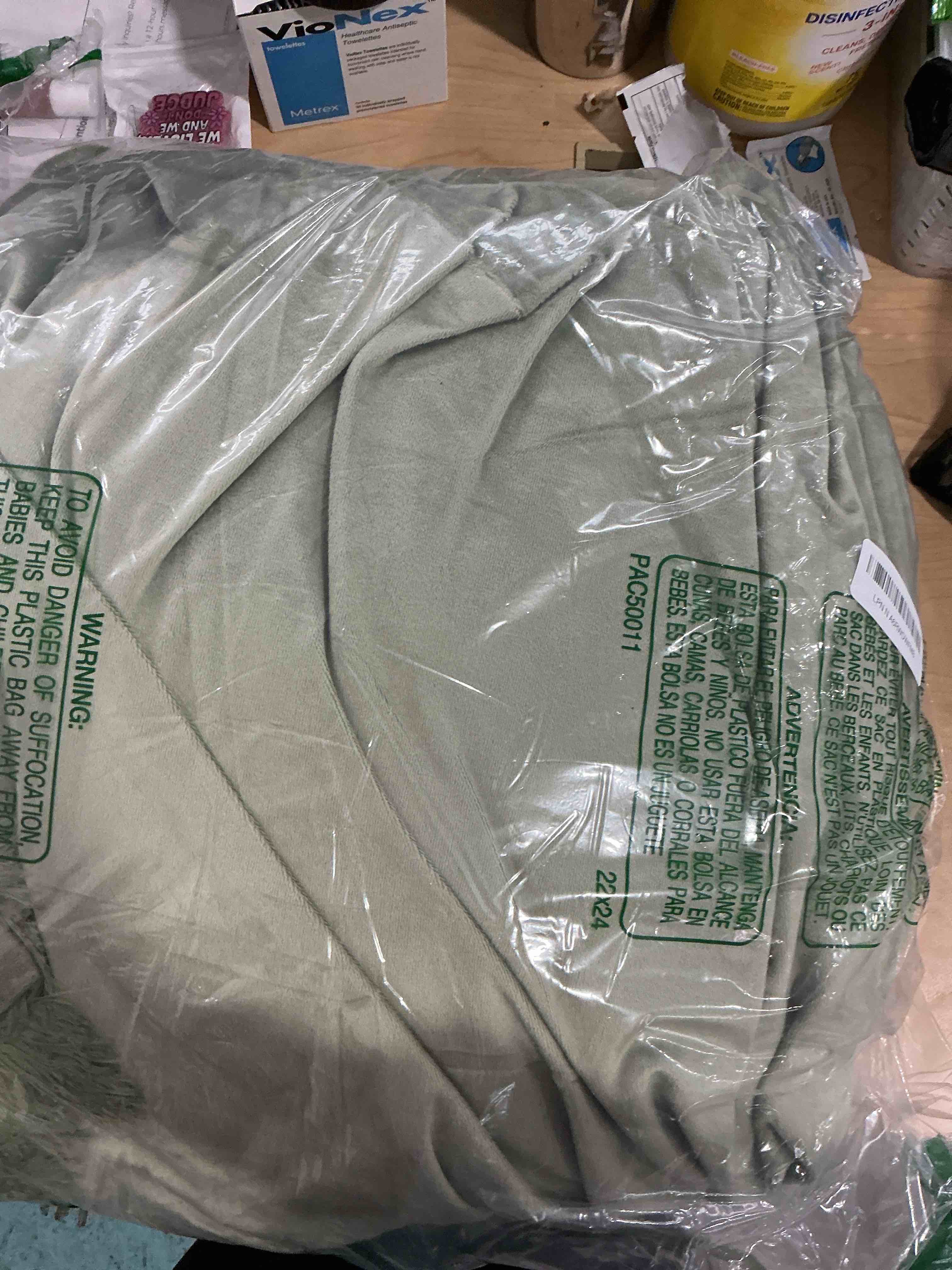 Condition photo showing Good Condition for XeGe Plush Shaggy Duvet Cover Set, Luxury Soft Crystal Velvet Fluffy Furry Bedding Sets 3 Pieces(1 Faux Fur Fuzzy Comforter Cover + 2 Faux Fur Throw Pillow Shams), Zipper Closure (King, Sage Green) King Sage Green