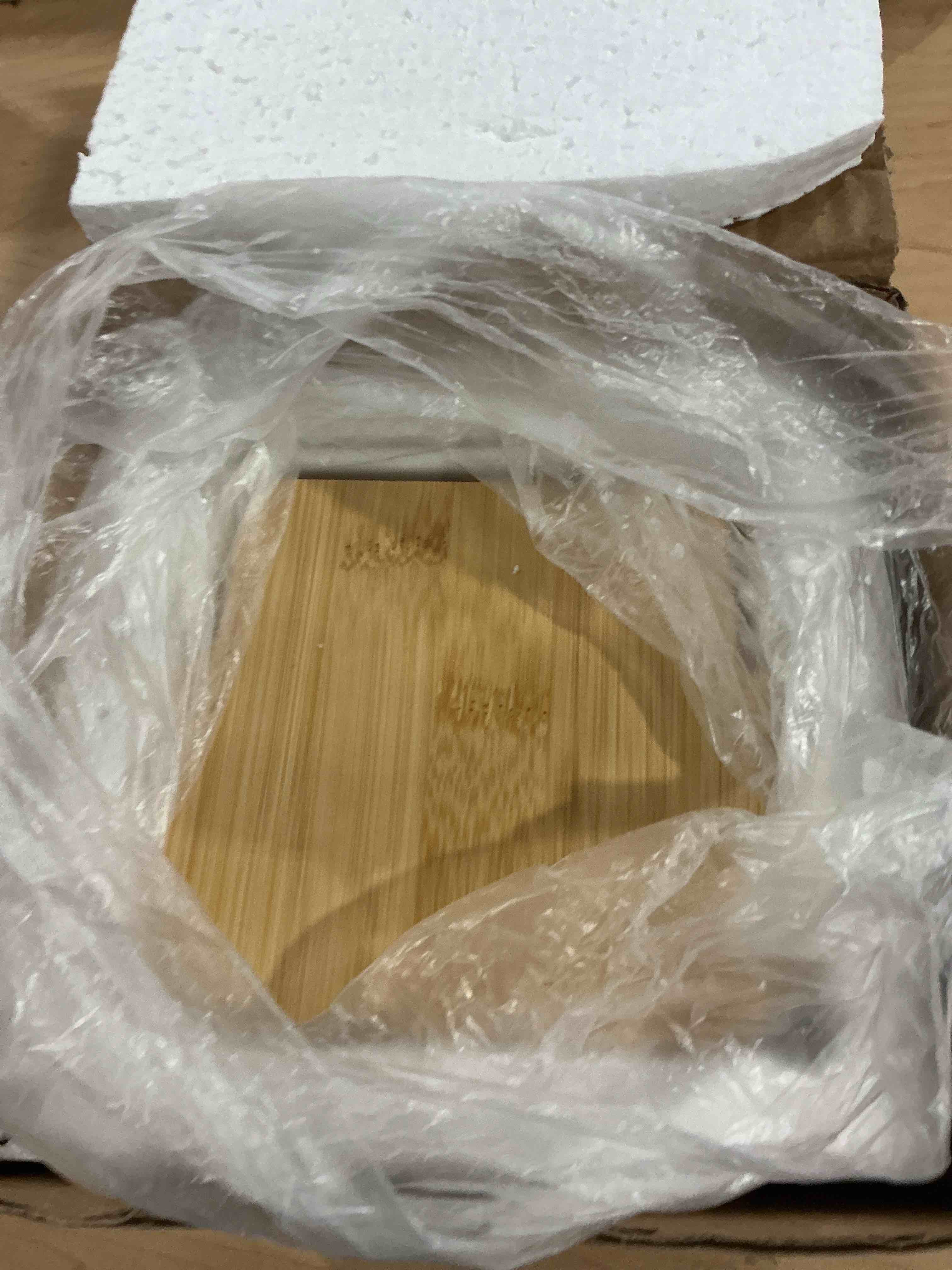 Condition photo showing Good Condition for ONTUBE Garlic Keeper with Lid, Ceramic Garlic Holder Storage, Garlic Container for Kitchen, Garlic Saver to Keep Your Garlic Cloves Fresh Longer 4.7-Inch, White