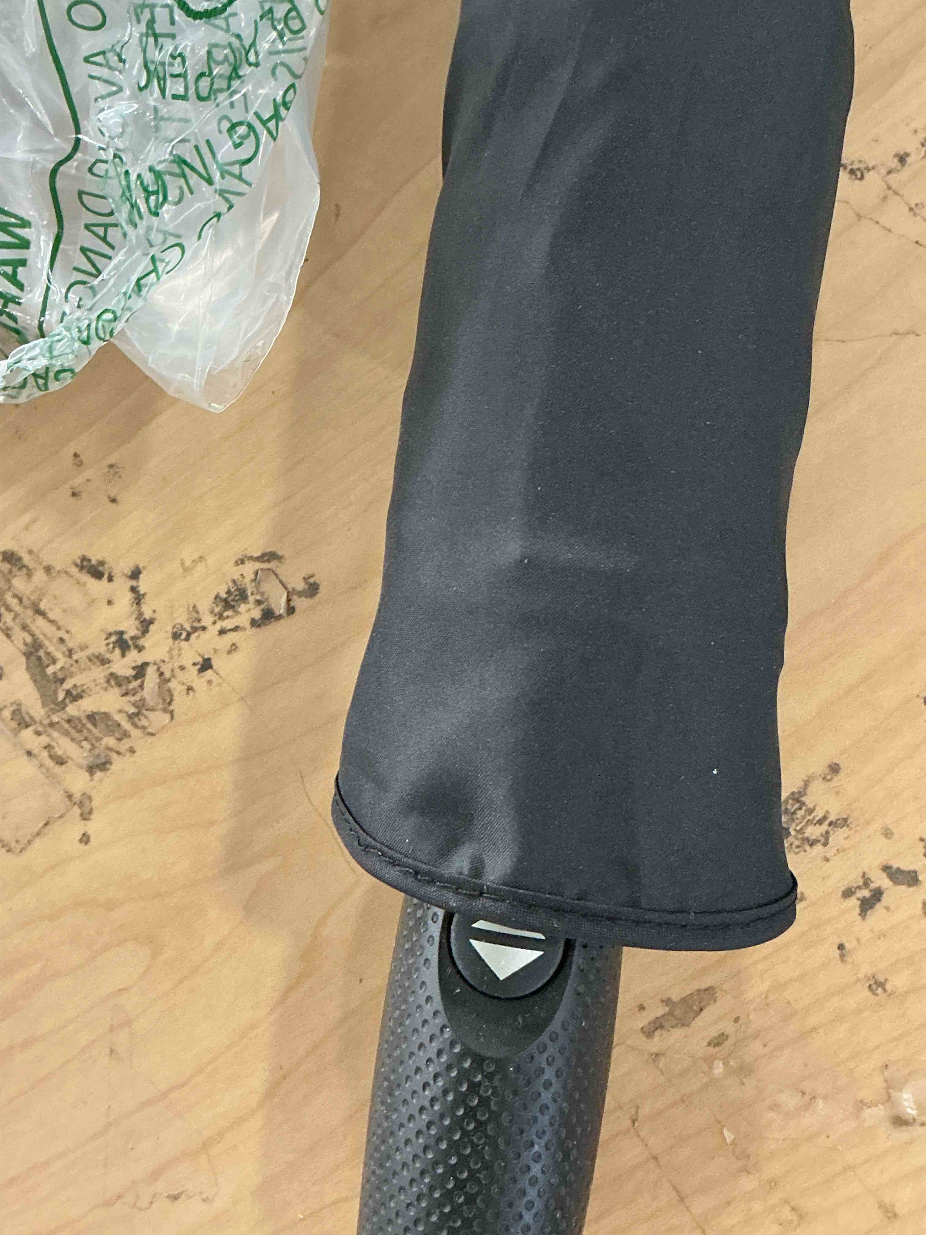 Condition photo showing New/Like New for windproof compact umbrella for rain - 42” travel umbrella, portable, strong, collapsible to 11”, automatic open close button, vented double canopy with fiberglass/steel frame, wind resistance to 55mph black 42 inch