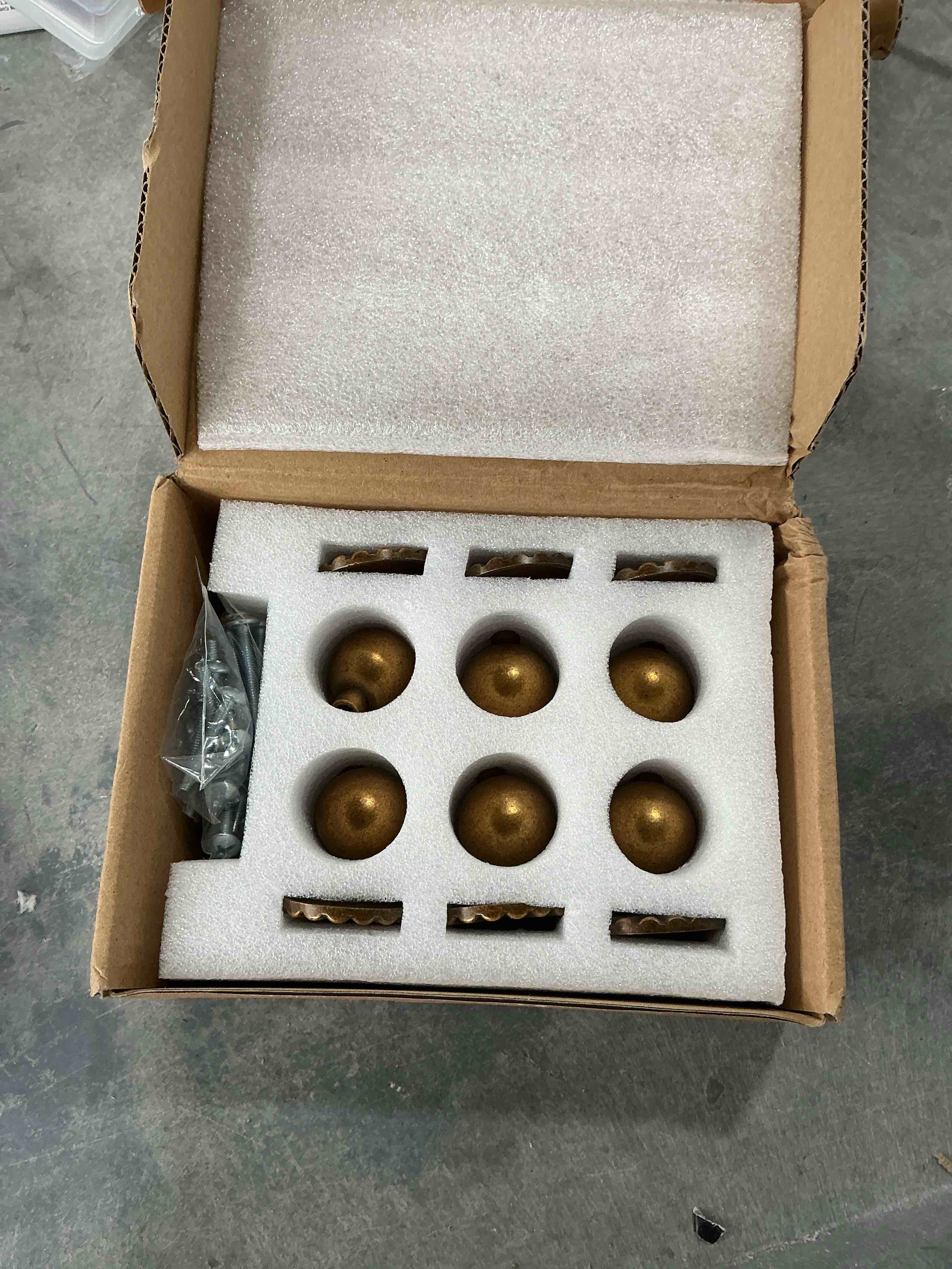Condition photo showing New/Like New for goo-ki 1''(25mm) antique brass cabinet knobs with leaf design backplate,retro zinc alloy dress knobs for drawer,cupboard, wardrobe,6 pack 1'' dia single knob with leaf design backplate antique brass