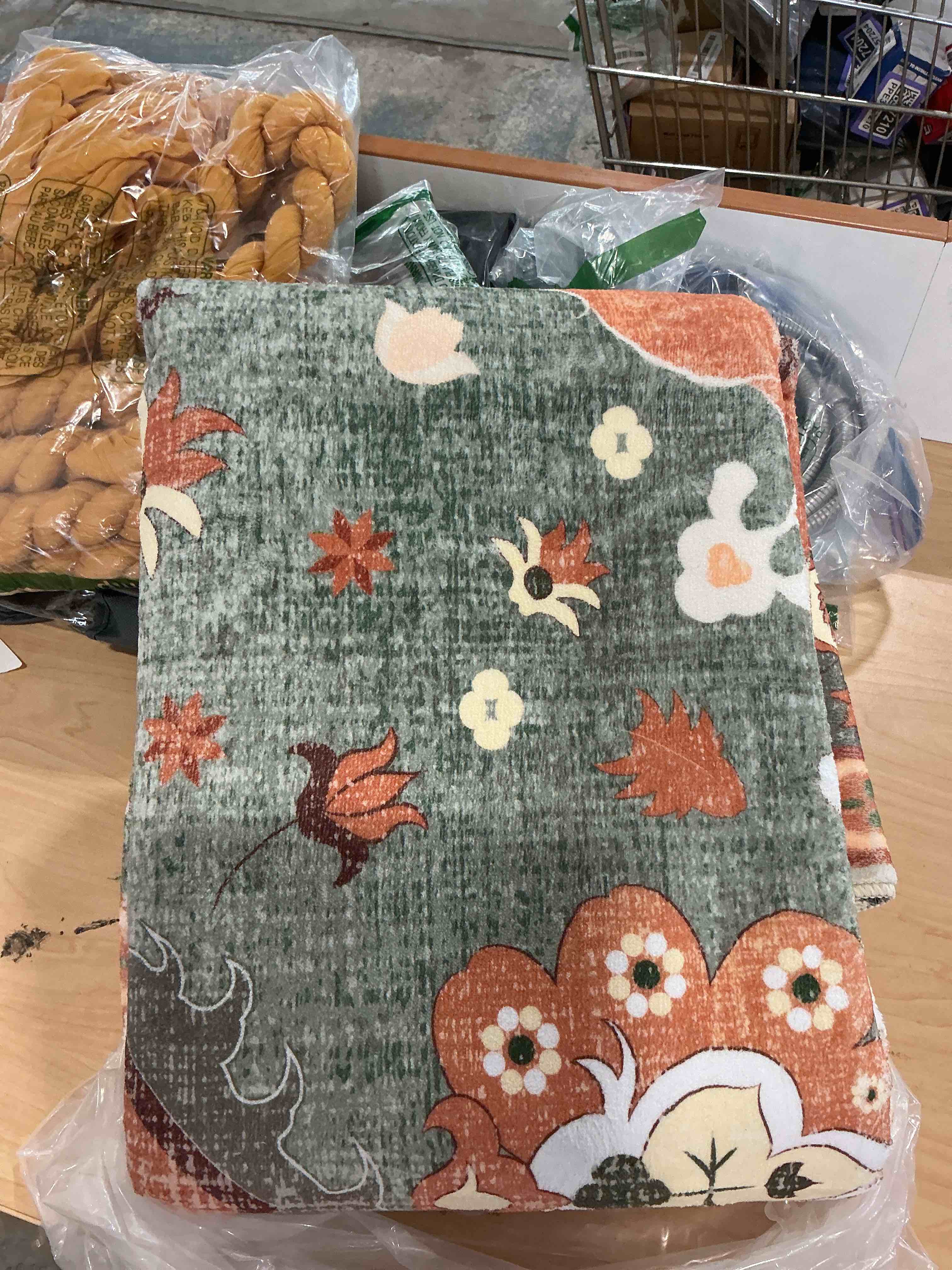 Condition photo showing New/Like New for green washable entryway rug 2x3-small front door mat for kitchen indoor entrance entryway, low-pile non-slip backing keep off rug for bedroom,bathroom and farmhouse decor 2' x 3' (rectangular) green & flower