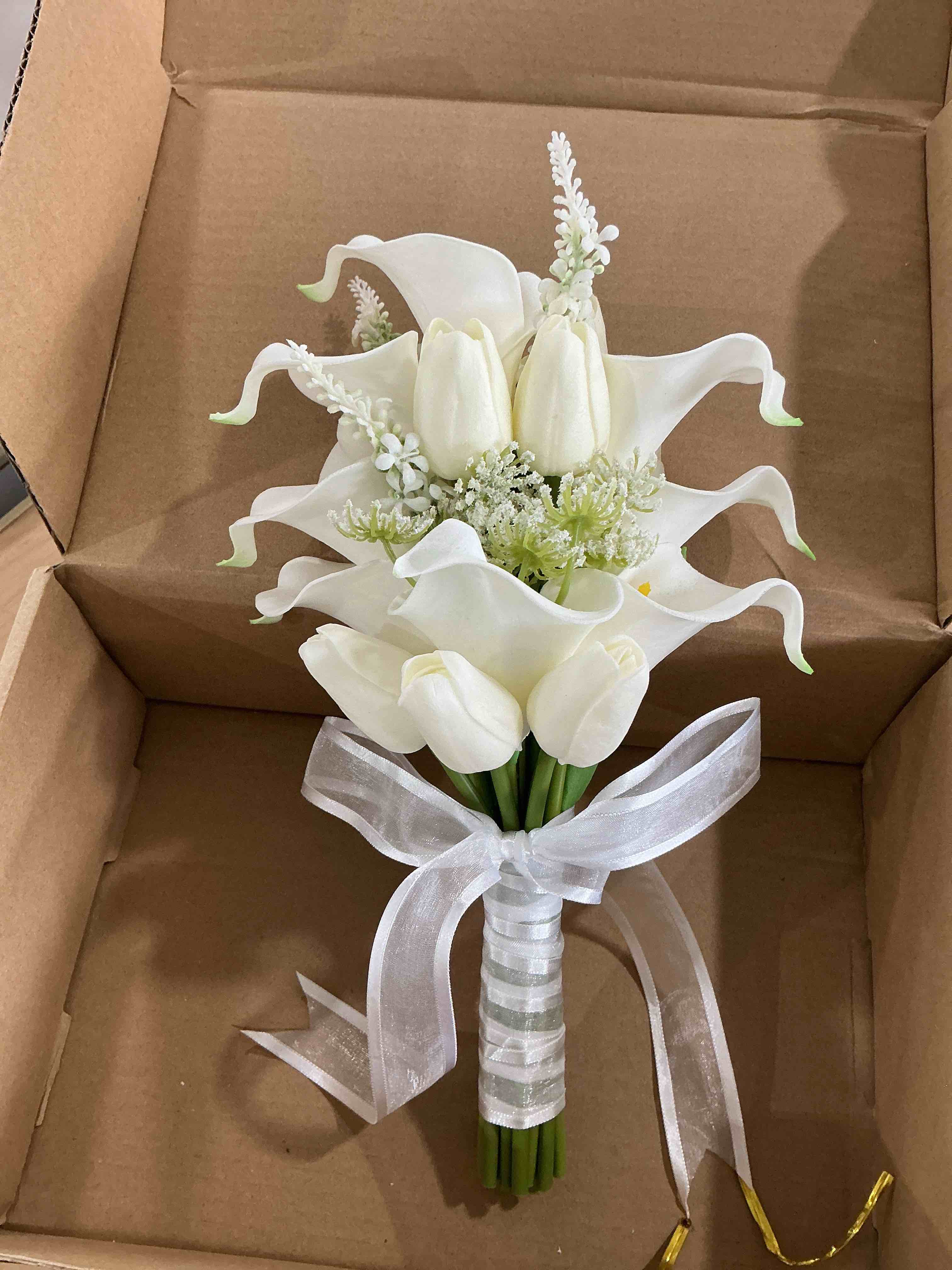 Condition photo showing New/Like New for floral bouquet 10 artificial calla lilies with 8 artificial tulip flowers, bridesmaid bouquet with wedding ceremony festivals anniversary bridal rehearsal party bar table decor (white)