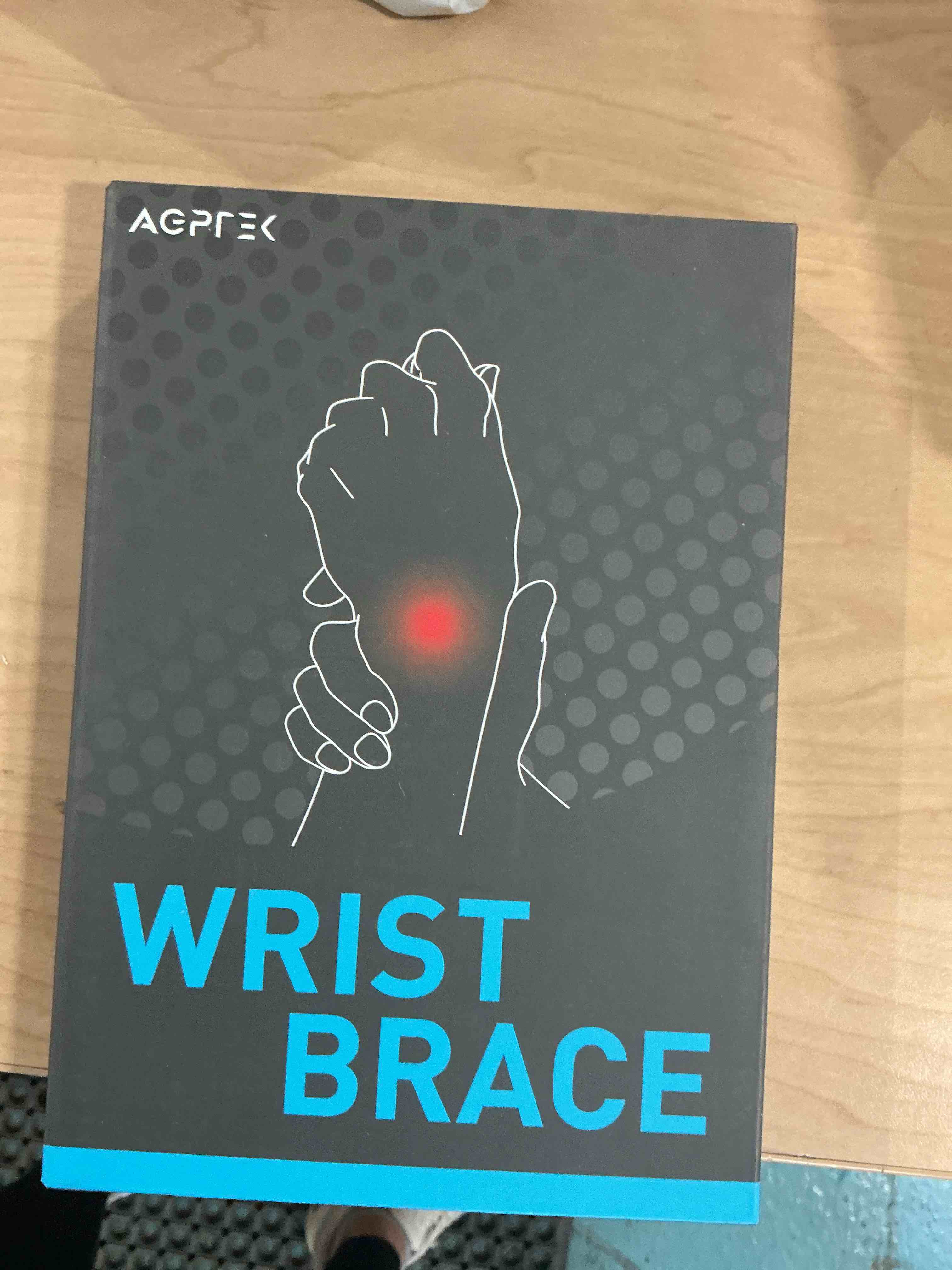 Condition photo showing New/Like New for agptek carpal tunnel wrist brace for men women, night sleeping wrist support with 2 splints, pain relief hand brace for arthritis sprains tendonitis, adjustable wrist splint for left hand (l/xl, black & white ) left hand black l