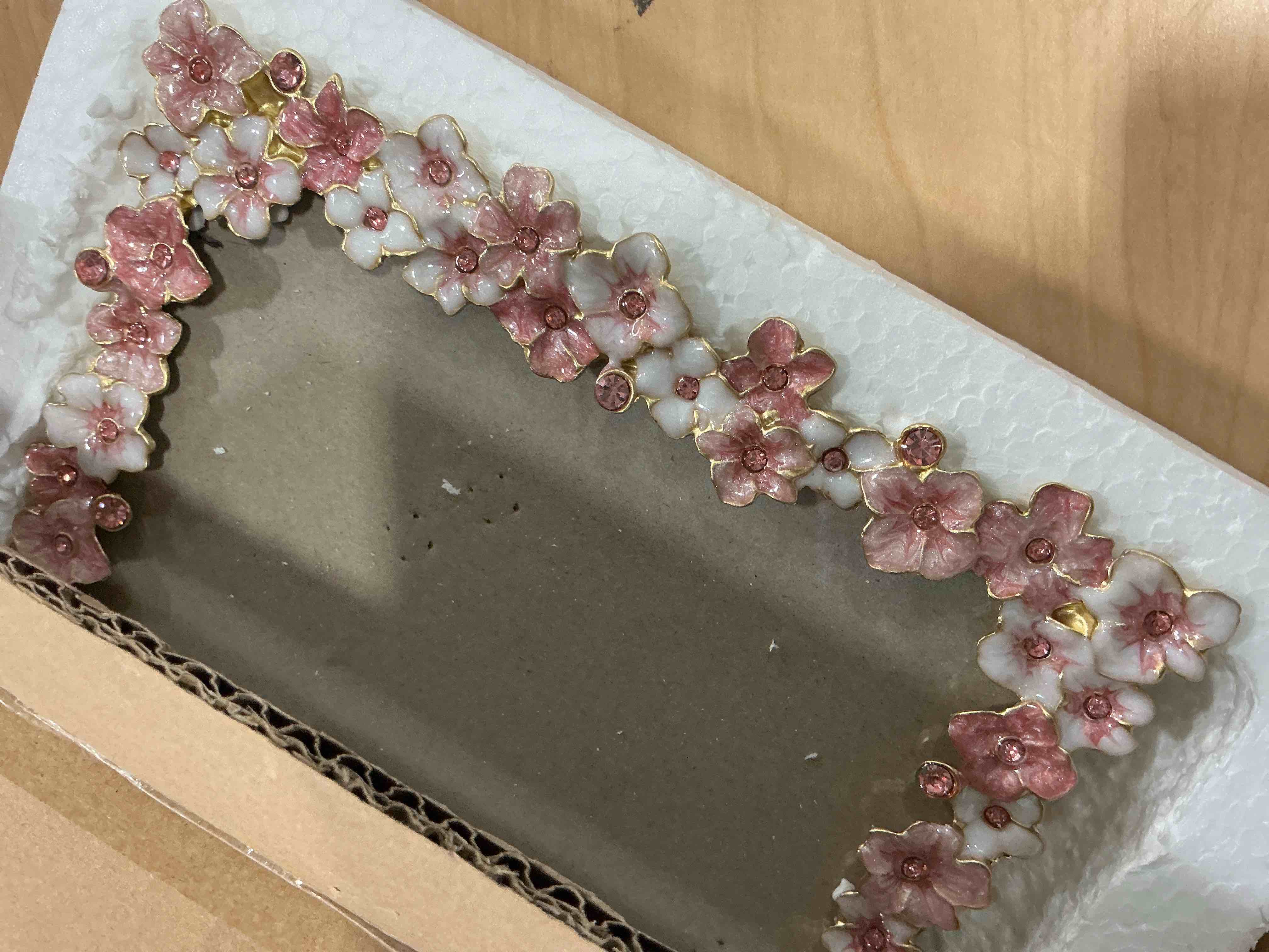 Condition photo showing Good Condition for Pink Flower Picture Frame 4x6 Blossom Photo Frame for Tabletop Display, Decorative Flower Design Home Decor 4" x 6" Pink