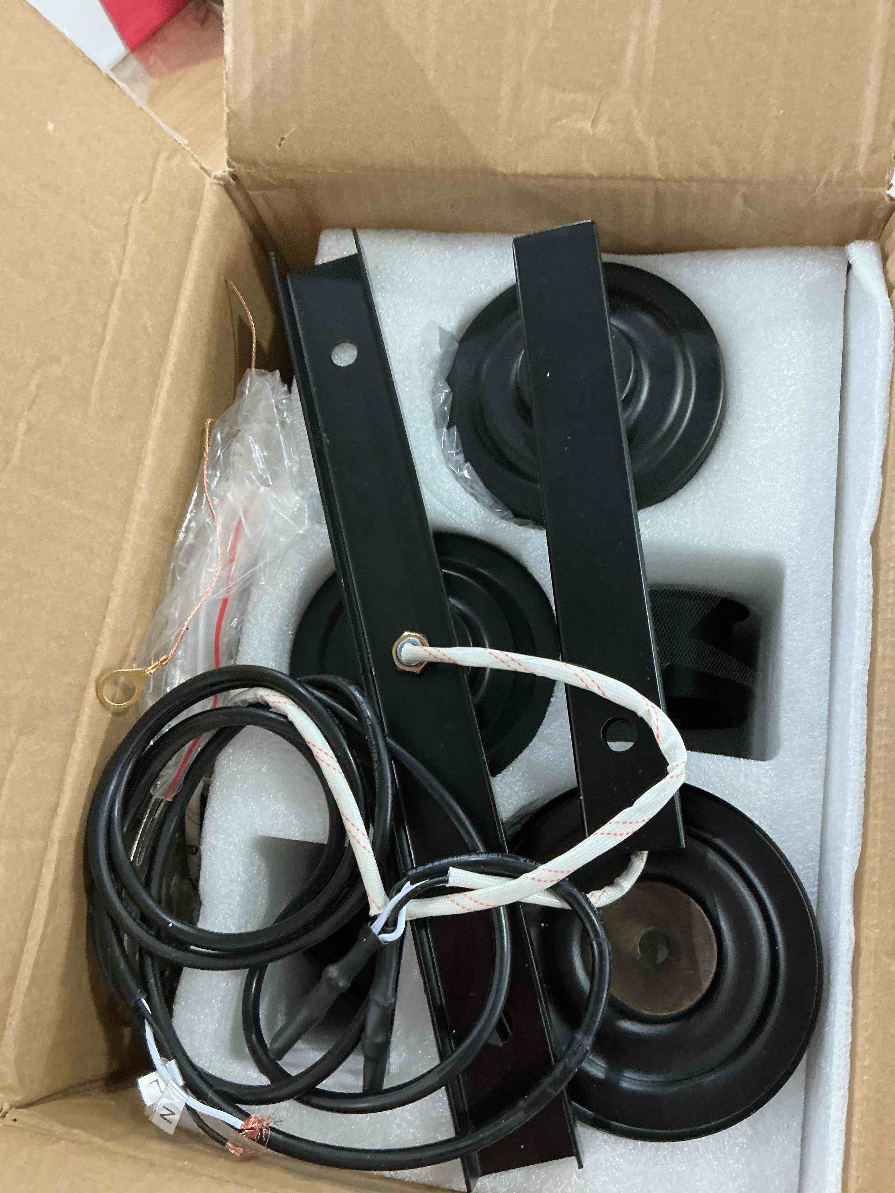 Condition photo showing Good Condition for 23.6'' Kitchen Island Light Fixtures, 3-Light Dining Room Light Fixture Chandelier Over Table, Black Modern Rustic Wood Ceiling Pendant Light Fixtures, with Clear Glass Shade, Farmhouse Chandelier Black 3-Light