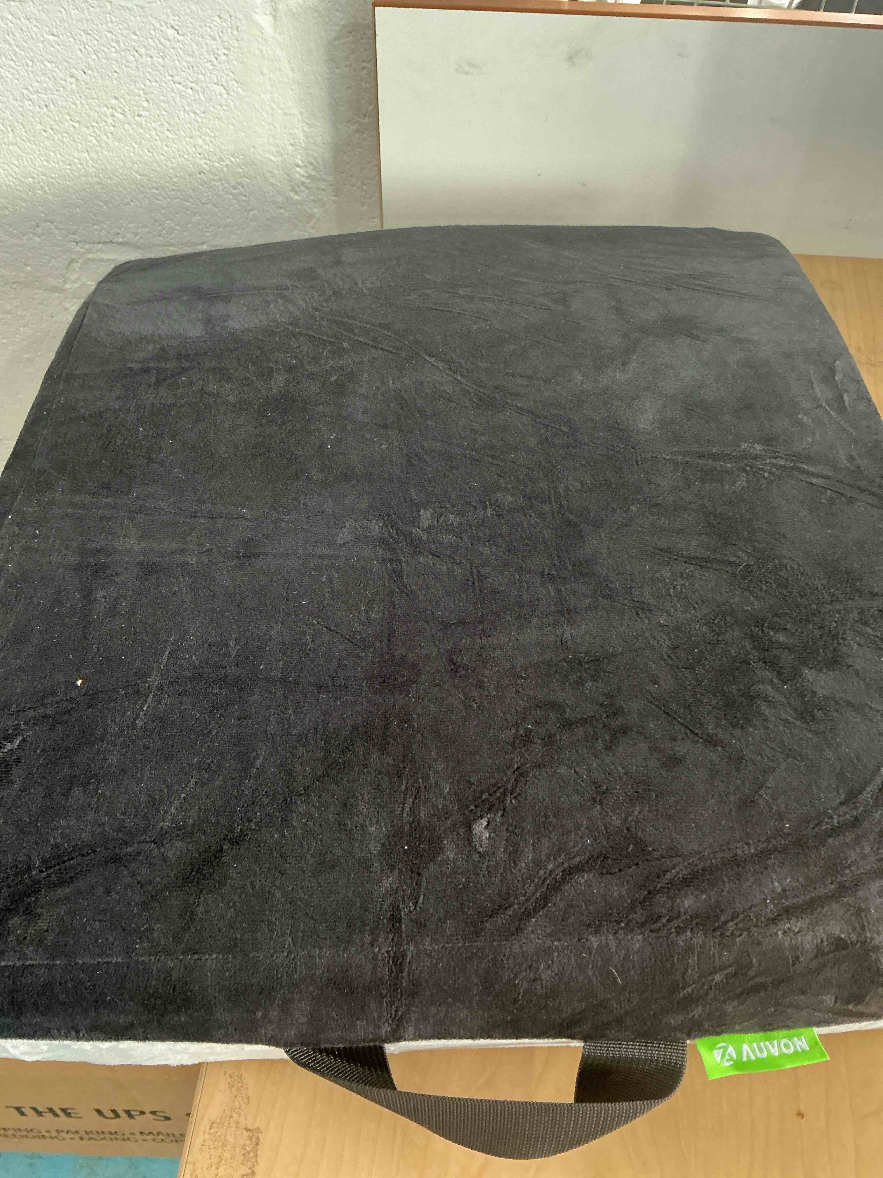 Condition photo showing Good Condition for AUVON Ventilation Seat Cushion with Innovation Heat Dissipation Design, Anti-bedsore Wheelchair Cushion with Supportive Memory Foam, Waterproof & Anti-slip Cover, Improve Lower Back & Tailbone Comfort Black