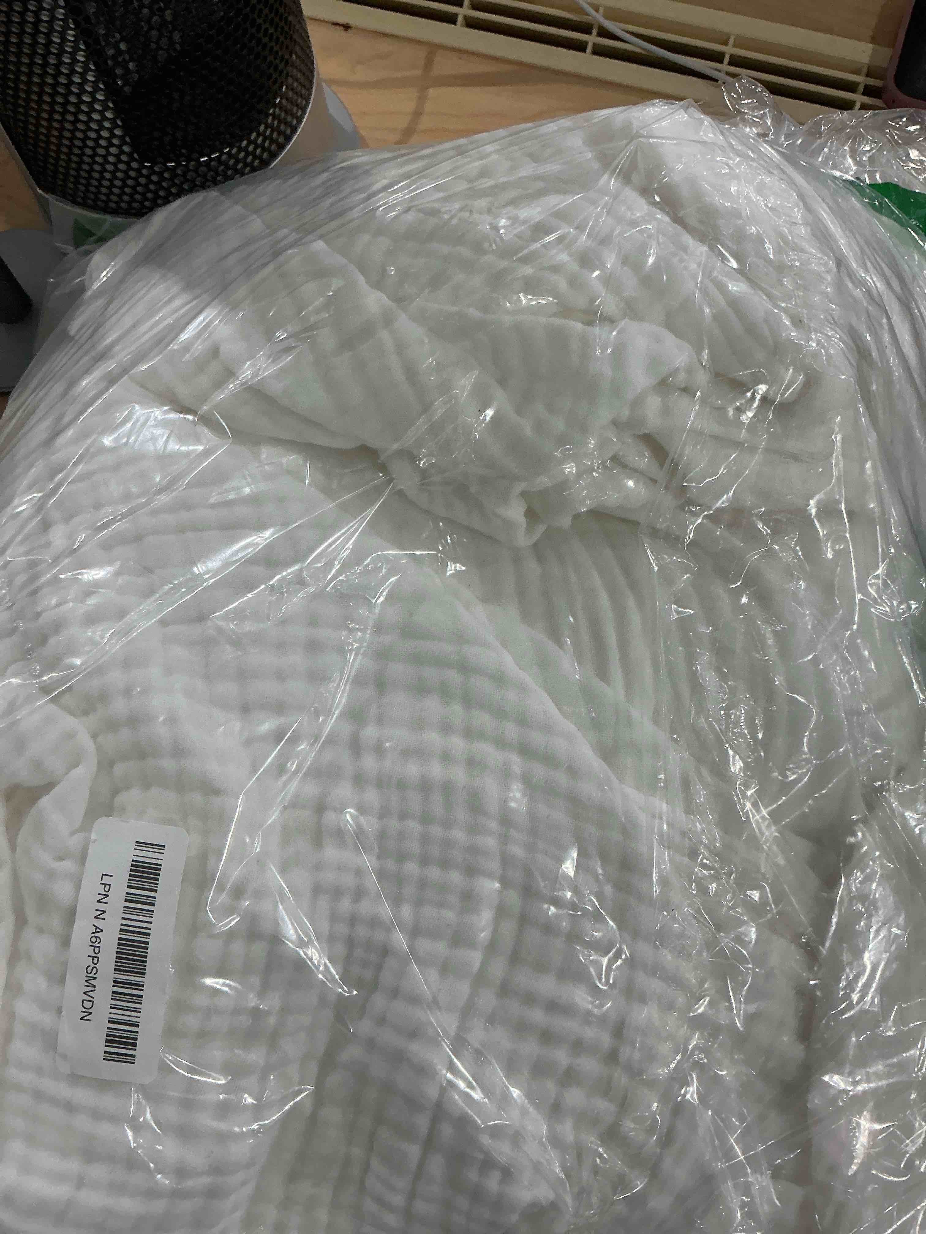 Condition photo showing Good Condition for Bedsure 100% Cotton Muslin Blanket King Size for Bed - 4-Layer Breathable and Lightweight Thin Soft Summer Gauze Muslin Blanket for Adults, White, 108x90 Inches 03 - White King (108" x 90")
