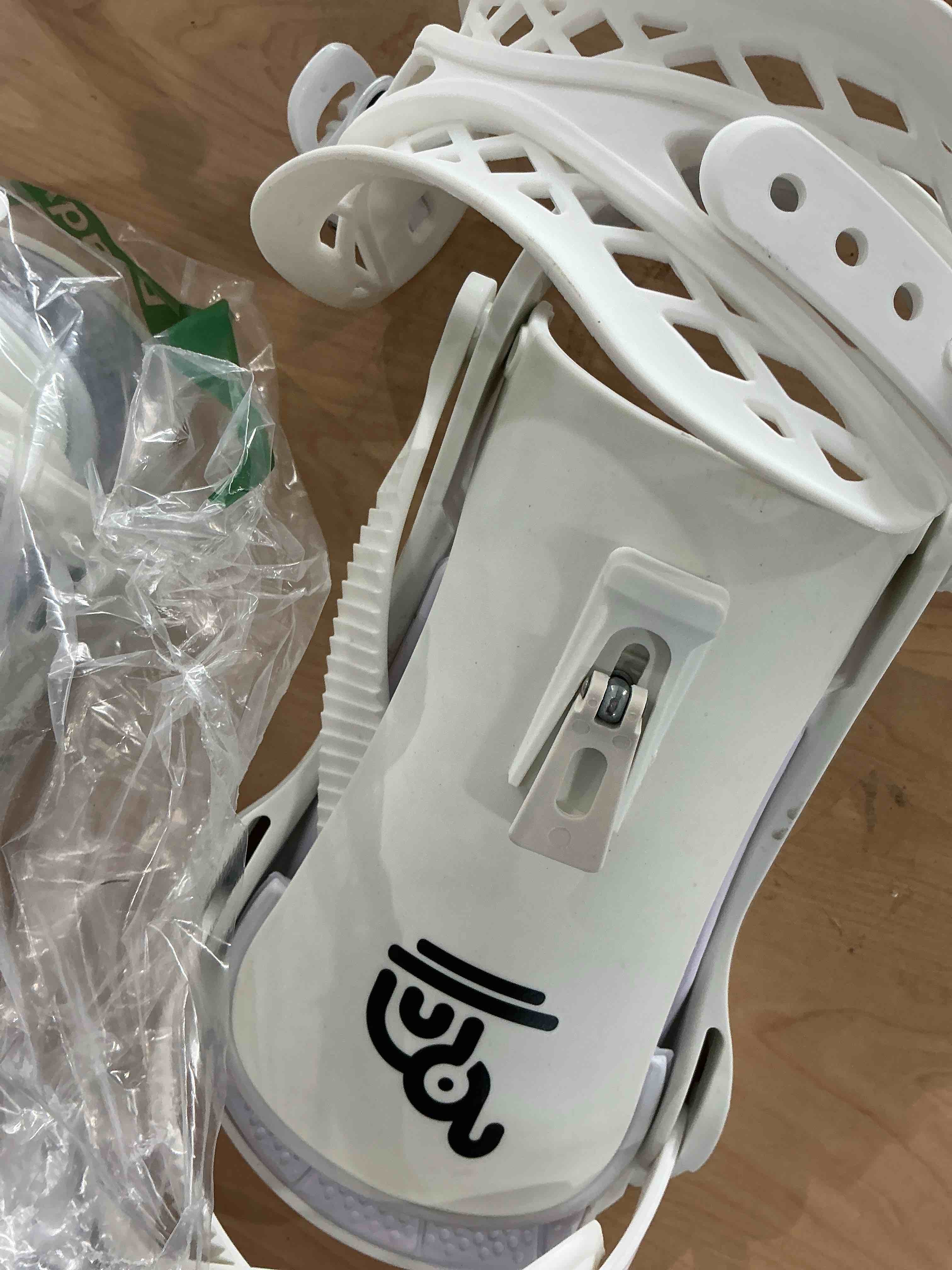 Condition photo showing Good Condition for Snowboard Bindings Lightweight Snow Shoes Bindings Rear Entry Bindings for Men and Women Easy to Put on and Take Off White Medium