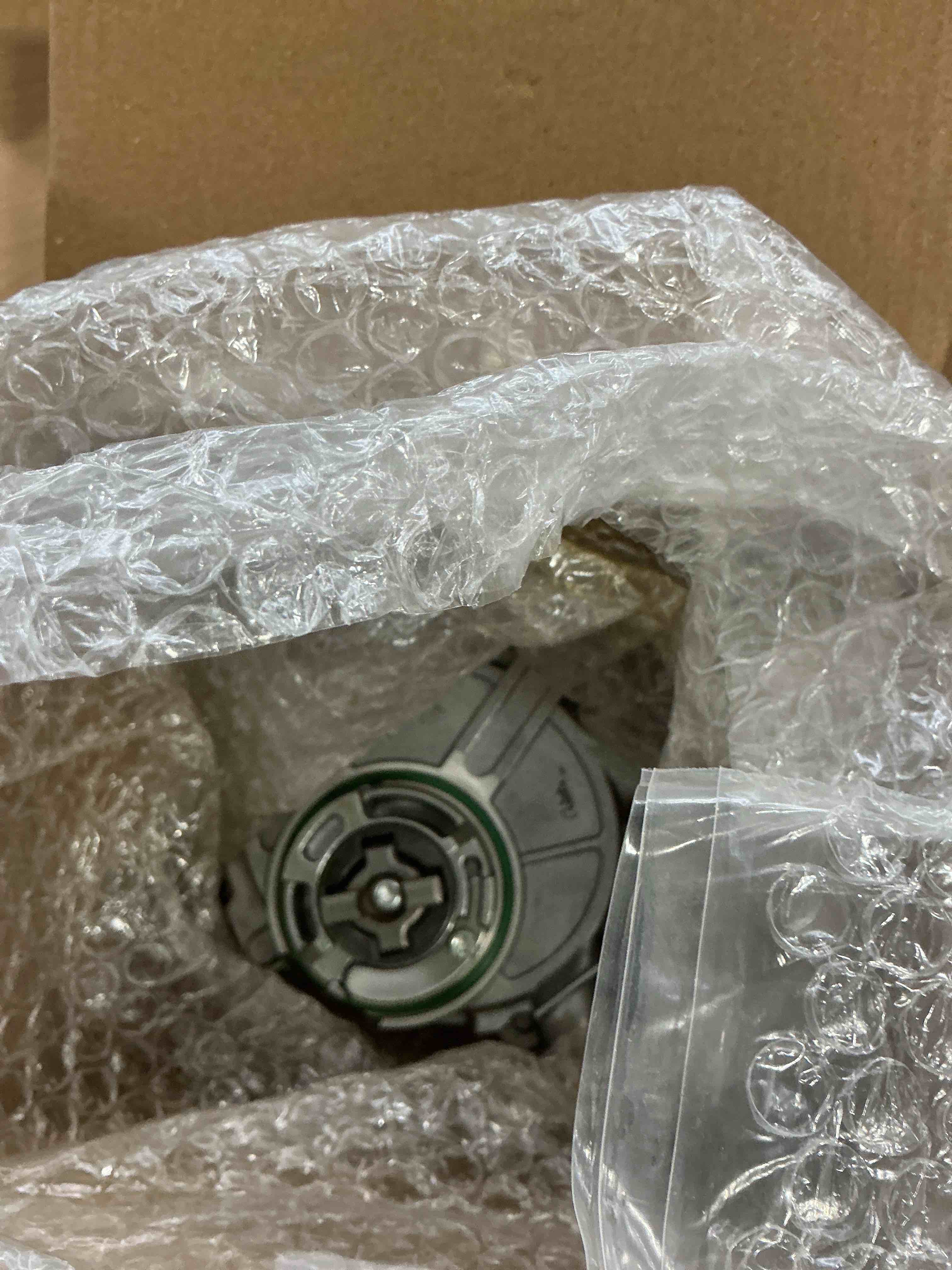 Condition photo showing Good Condition for 2722300265 Brake Vacuum Pump for Mercedes Benz C230/C280 2006-2007, C300 2008-2011, C350/E350/ML350/R350 2006-2011, SLK280 2006-2008, SLK300 2009-2011