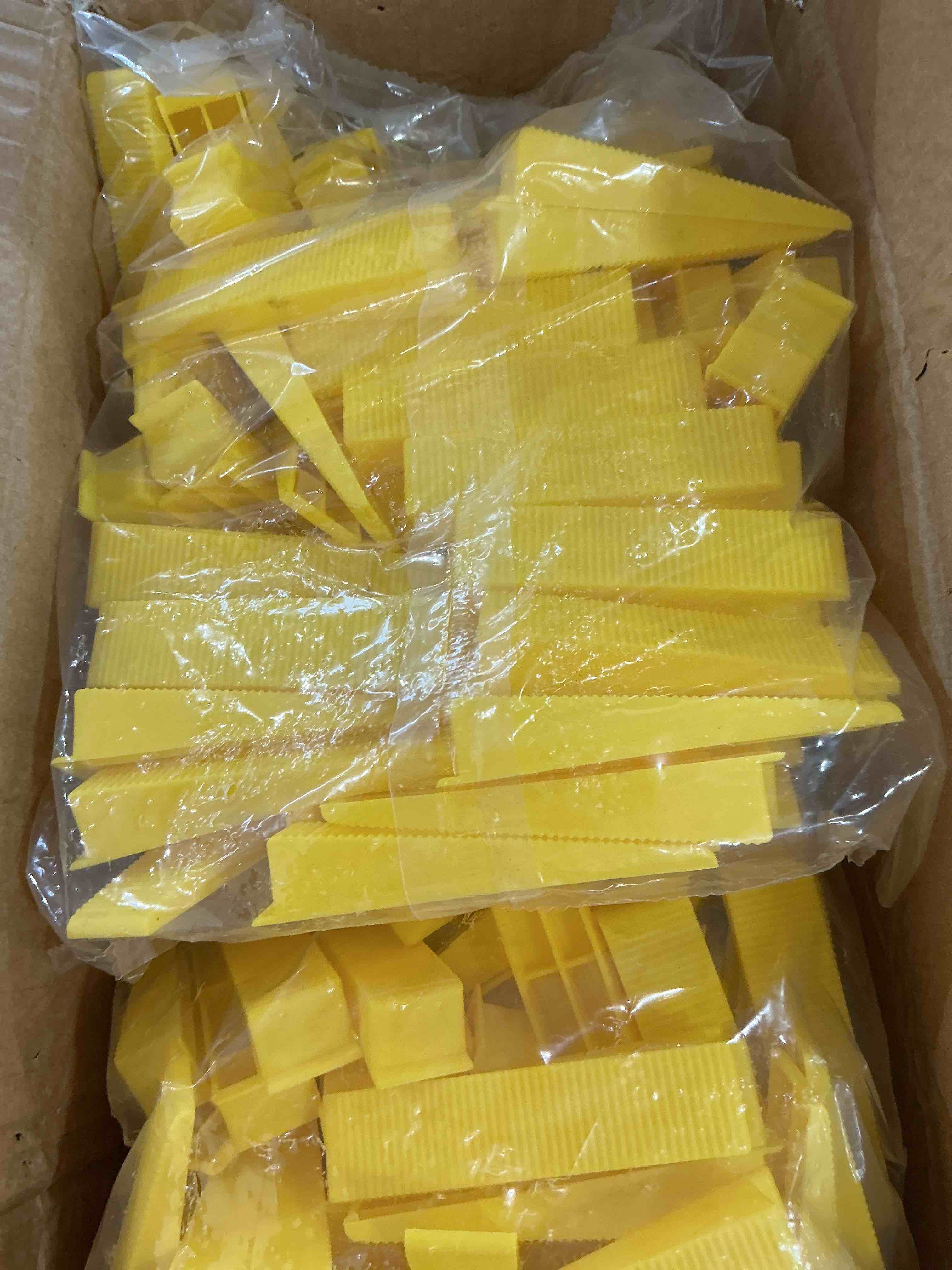 Condition photo showing New/Like New for BAUMFEUER Tile Leveling System with Tile Plier and Rubber Mallet, 1000 Piece Tile Spacers Clips and 200 Piece Reusable Wedges, Tile Leveler Tool Set for Tile and Stone Installation (1/8 Inch)