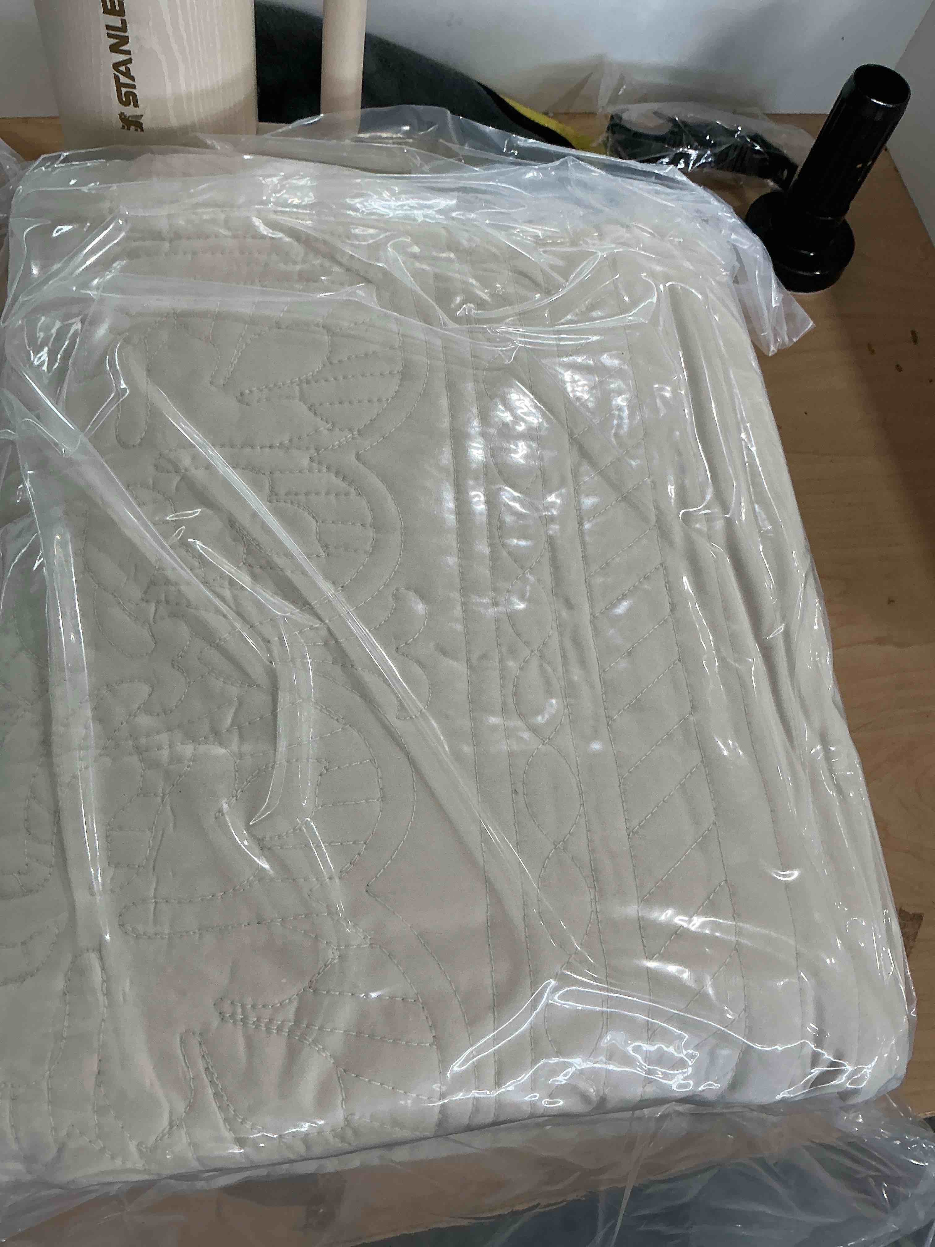 Condition photo showing New/Like New for palassio beige cotton quilt king size bedding sets with pillow shams,white lightweight soft bedspread coverlet, tan cream quilted comforter bed cover for all season, 3 pieces, 106x96 inches