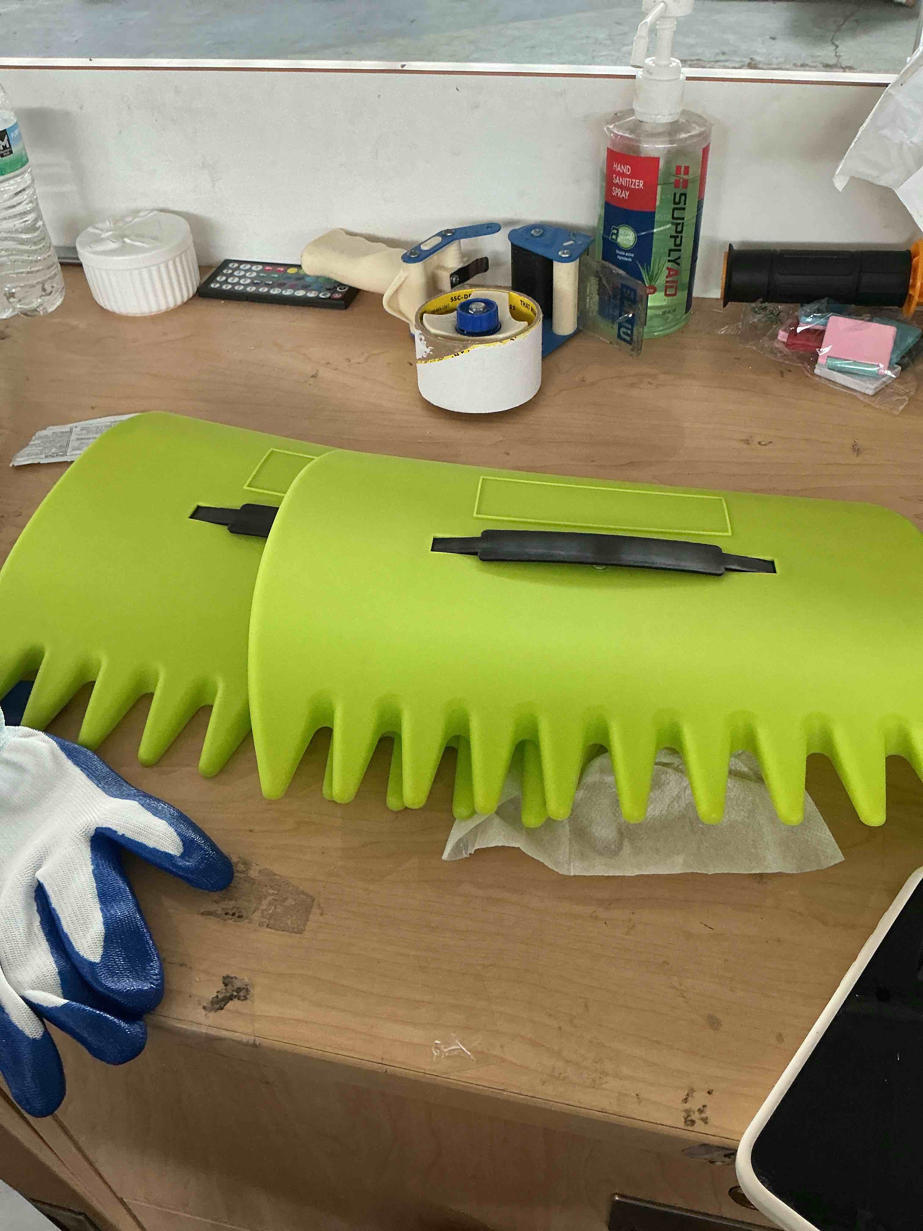 Condition photo showing New/Like New for leaf scoops hand rakes with gloves, leaf scoops and claws, large leaf grabbers includes gloves, lightweight plastic handheld leaf scoop for leaves, grass, lawn clippings, twigs or debris(green)