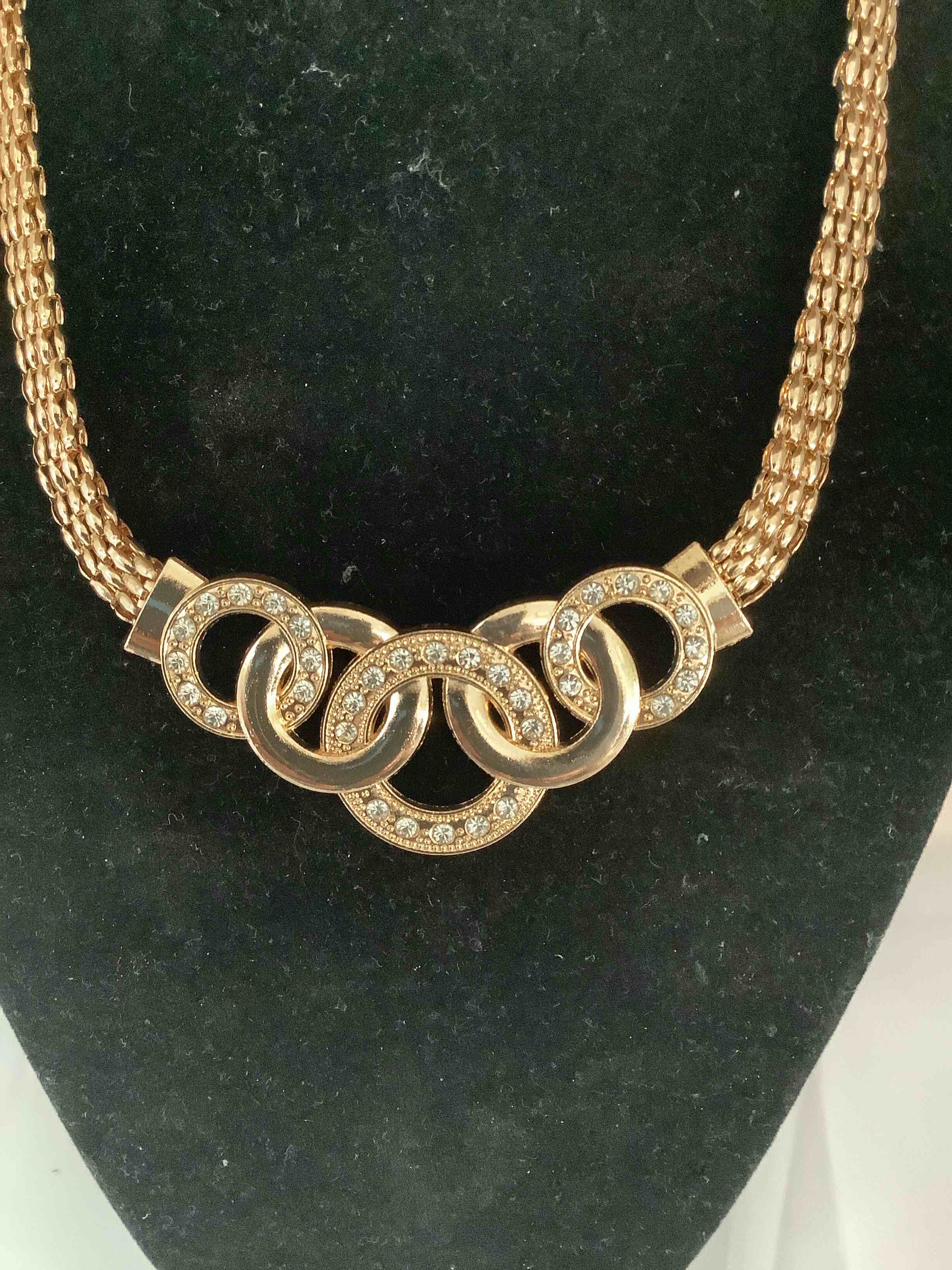 Condition photo showing New/Like New for white sapphire necklace