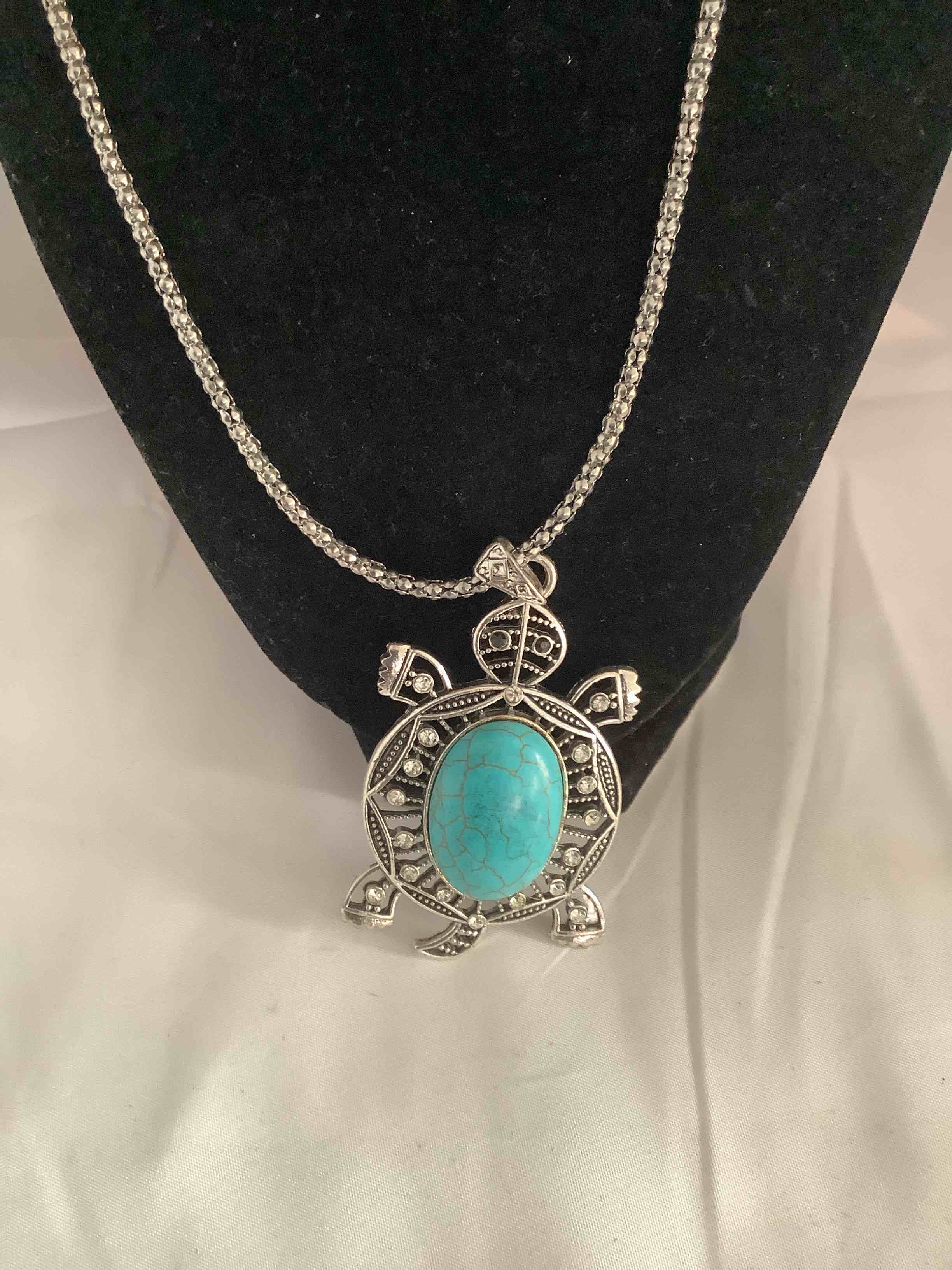Condition photo showing New/Like New for turquoise necklace