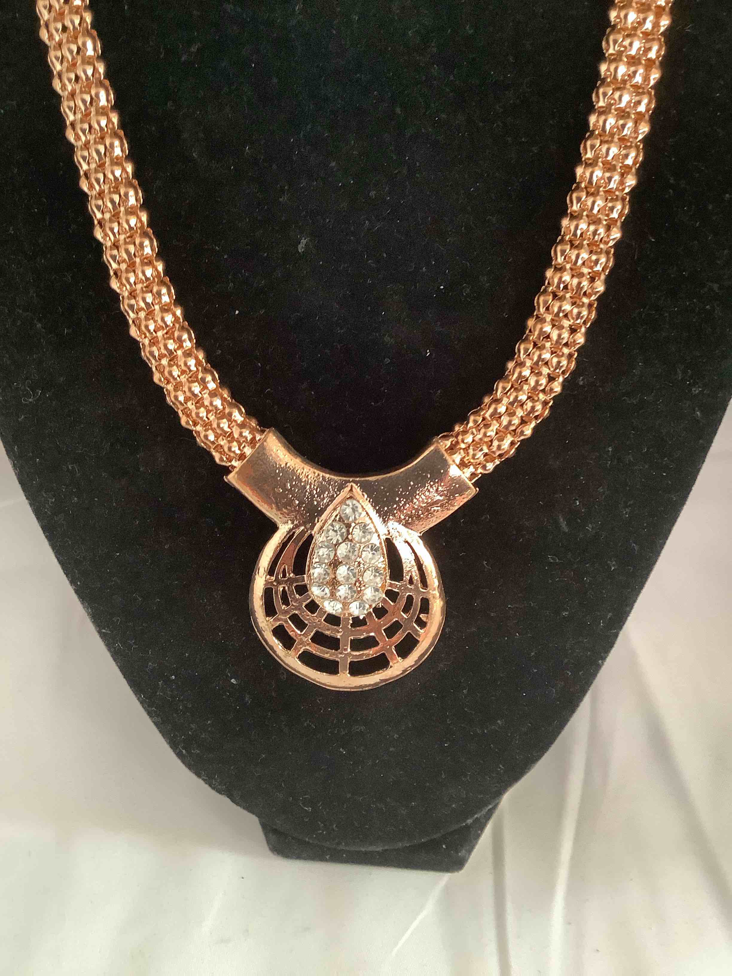 Condition photo showing New/Like New for white sapphire necklace 