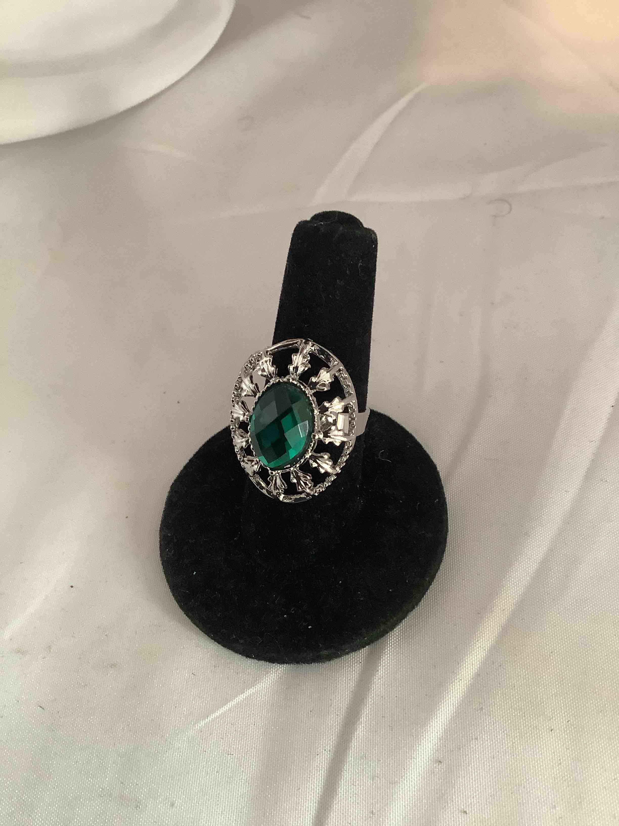 Condition photo showing New/Like New for emerald ring