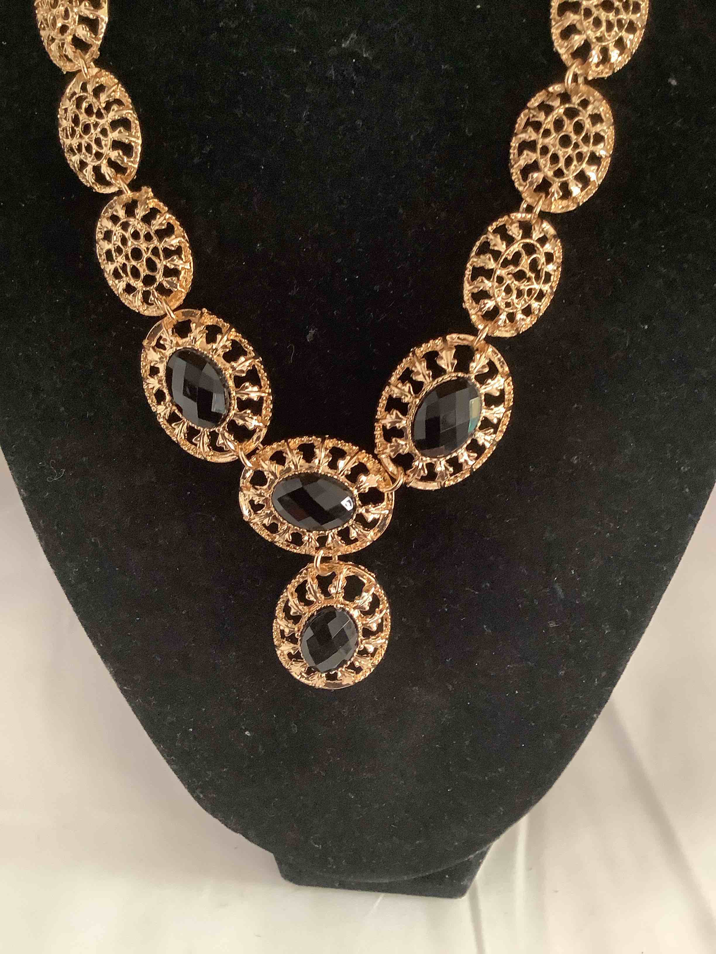 Condition photo showing New/Like New for onyx necklace