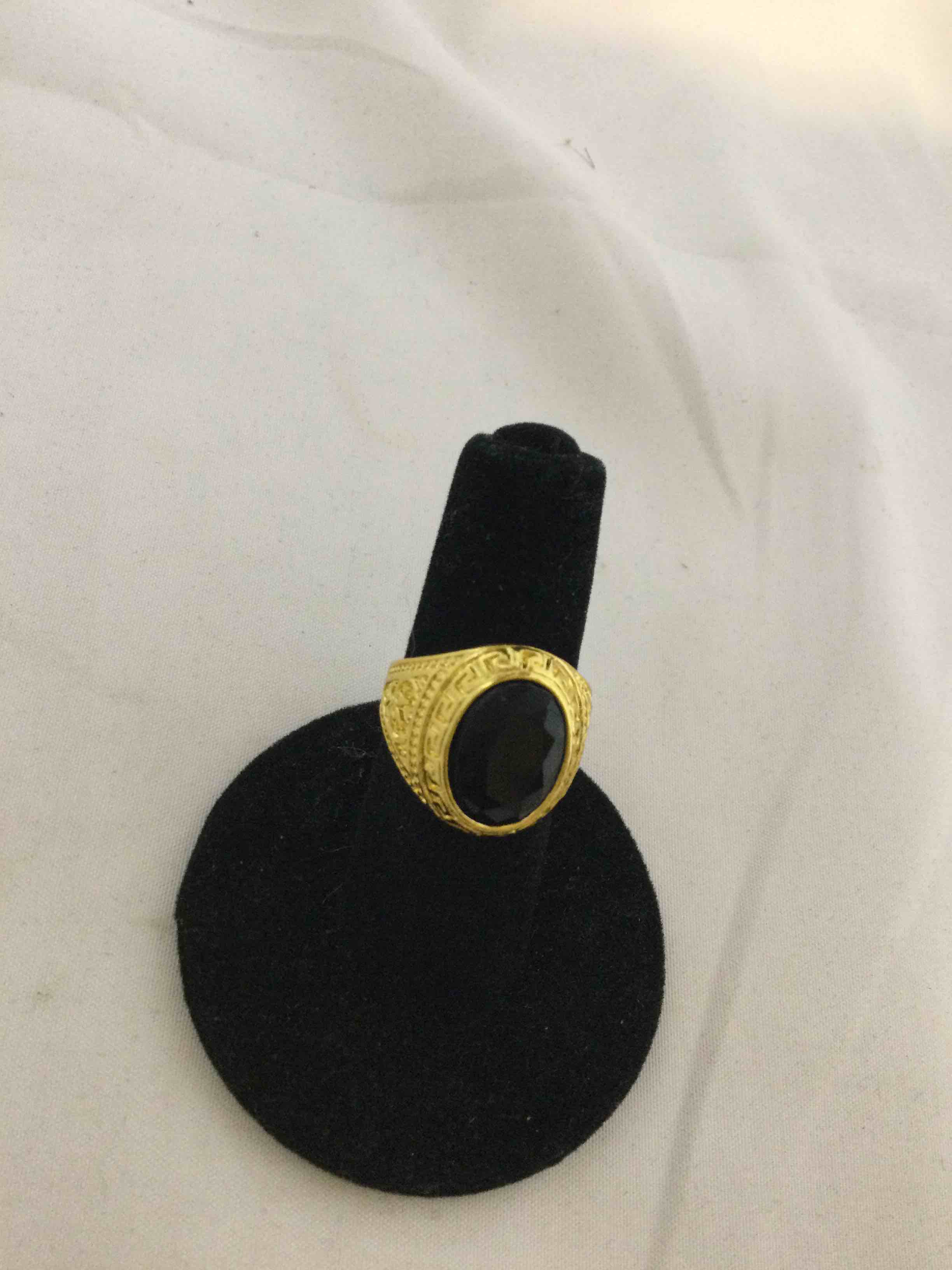 Condition photo showing New/Like New for onyx ring