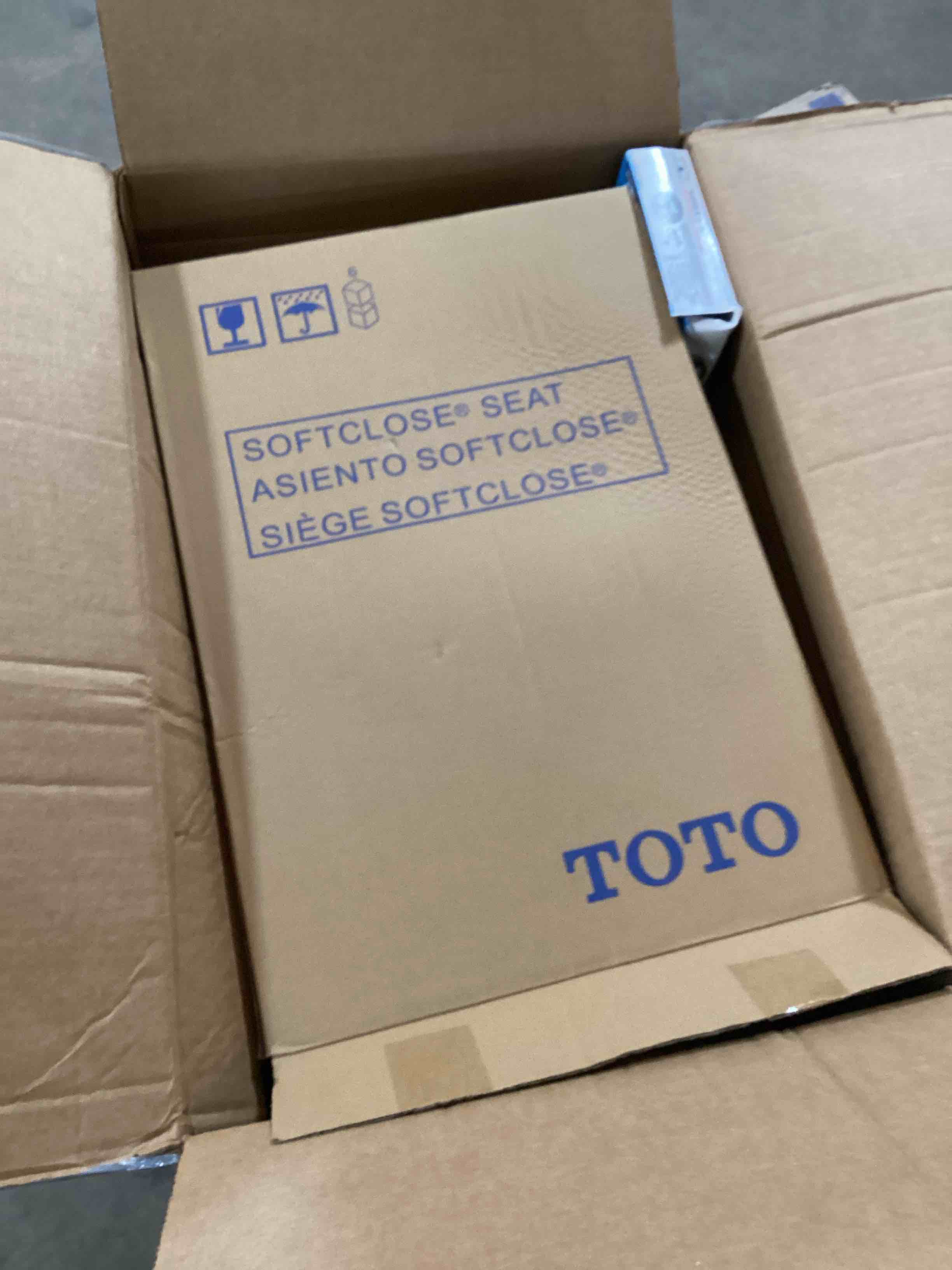 drake® 1.28 gpf (water efficient) elongated two-piece toilet seat 