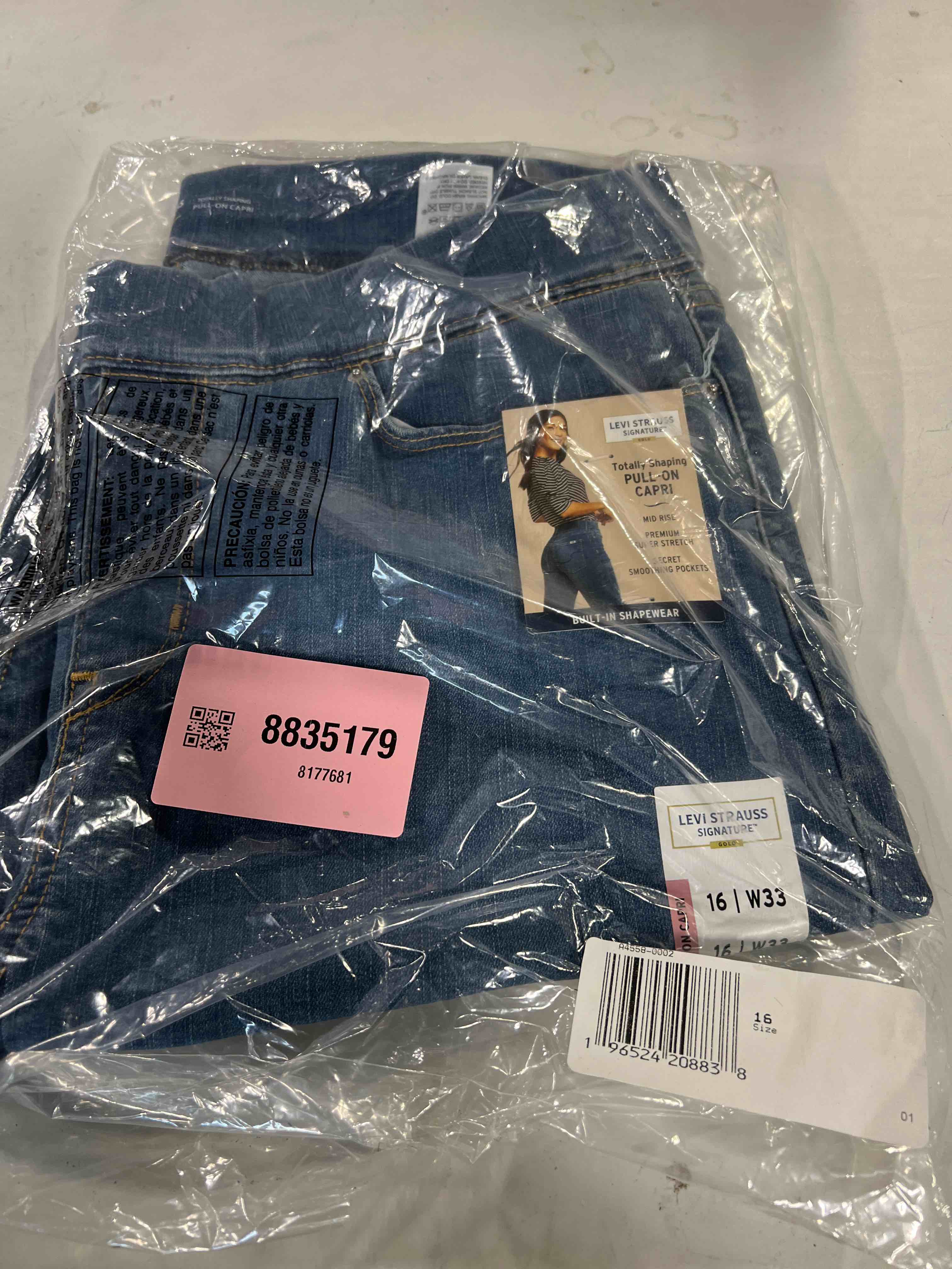 Signature by Levi Strauss & Co. Gold Label Shaping Pull-On Capris Medium Indigo 16