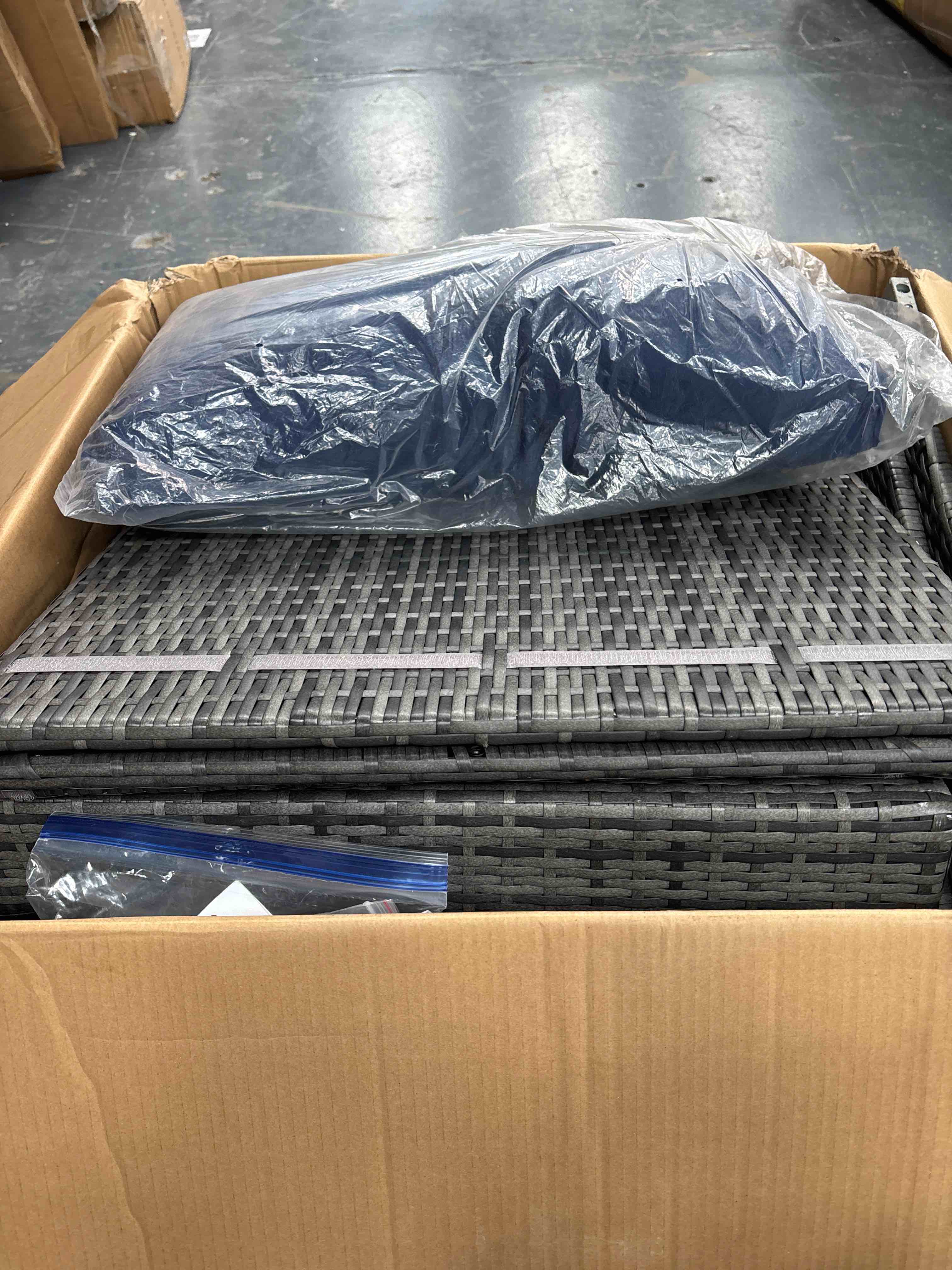 Condition photo showing Good Condition for outdoor couch set 