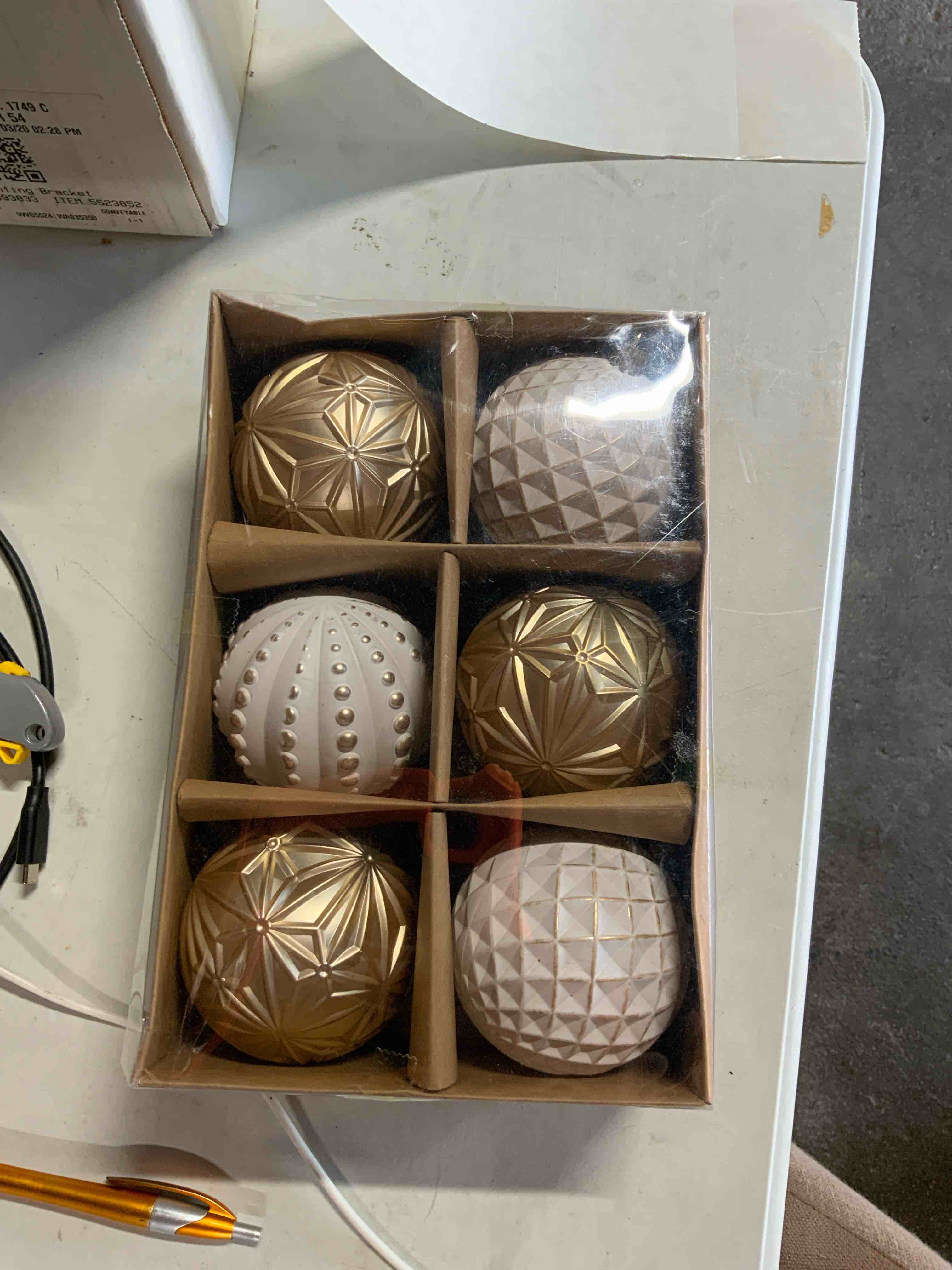 Condition photo showing Good Condition for Christmas ornaments 6 count