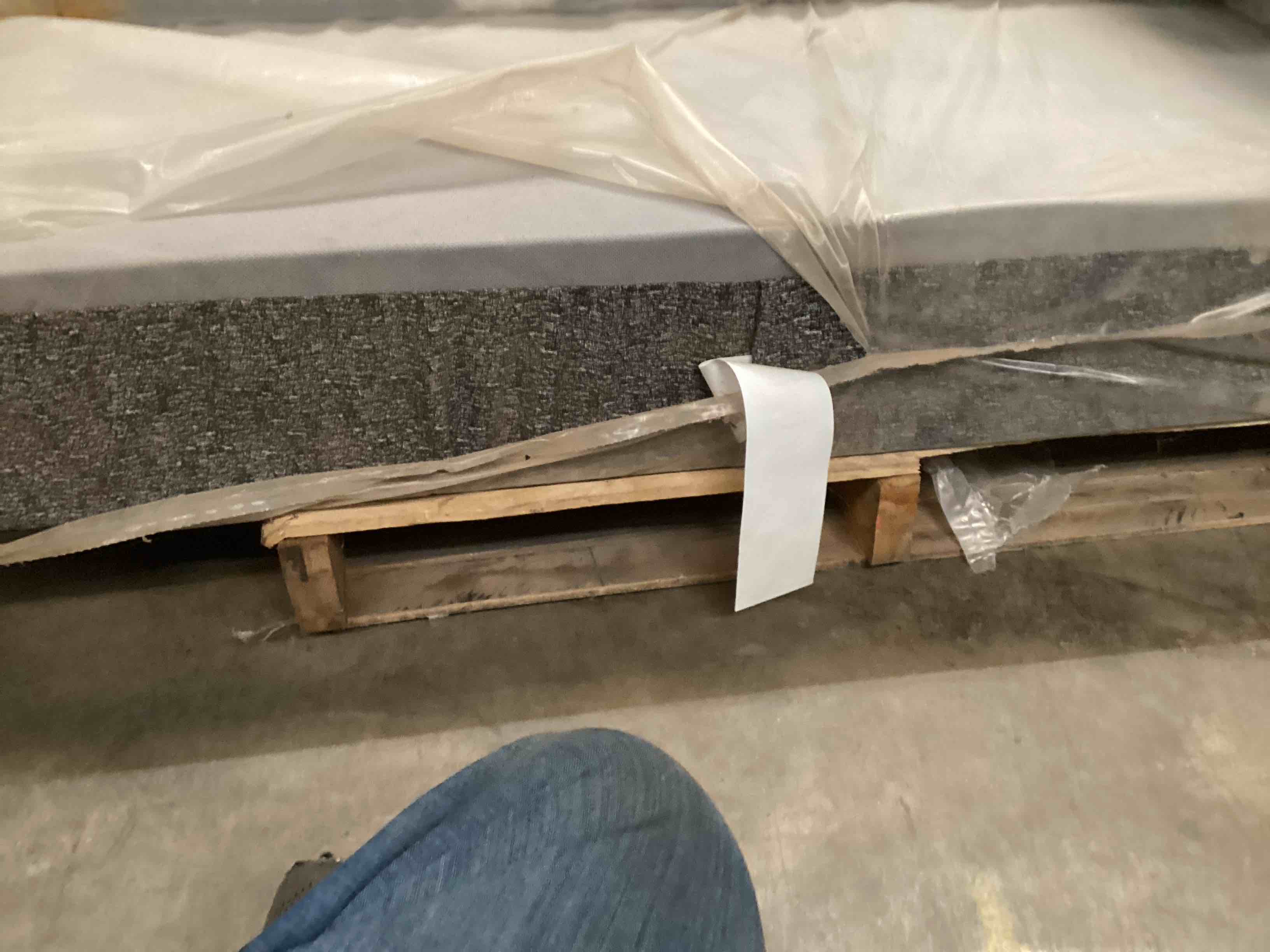 Condition photo showing Good Condition for full sized bed foundation 