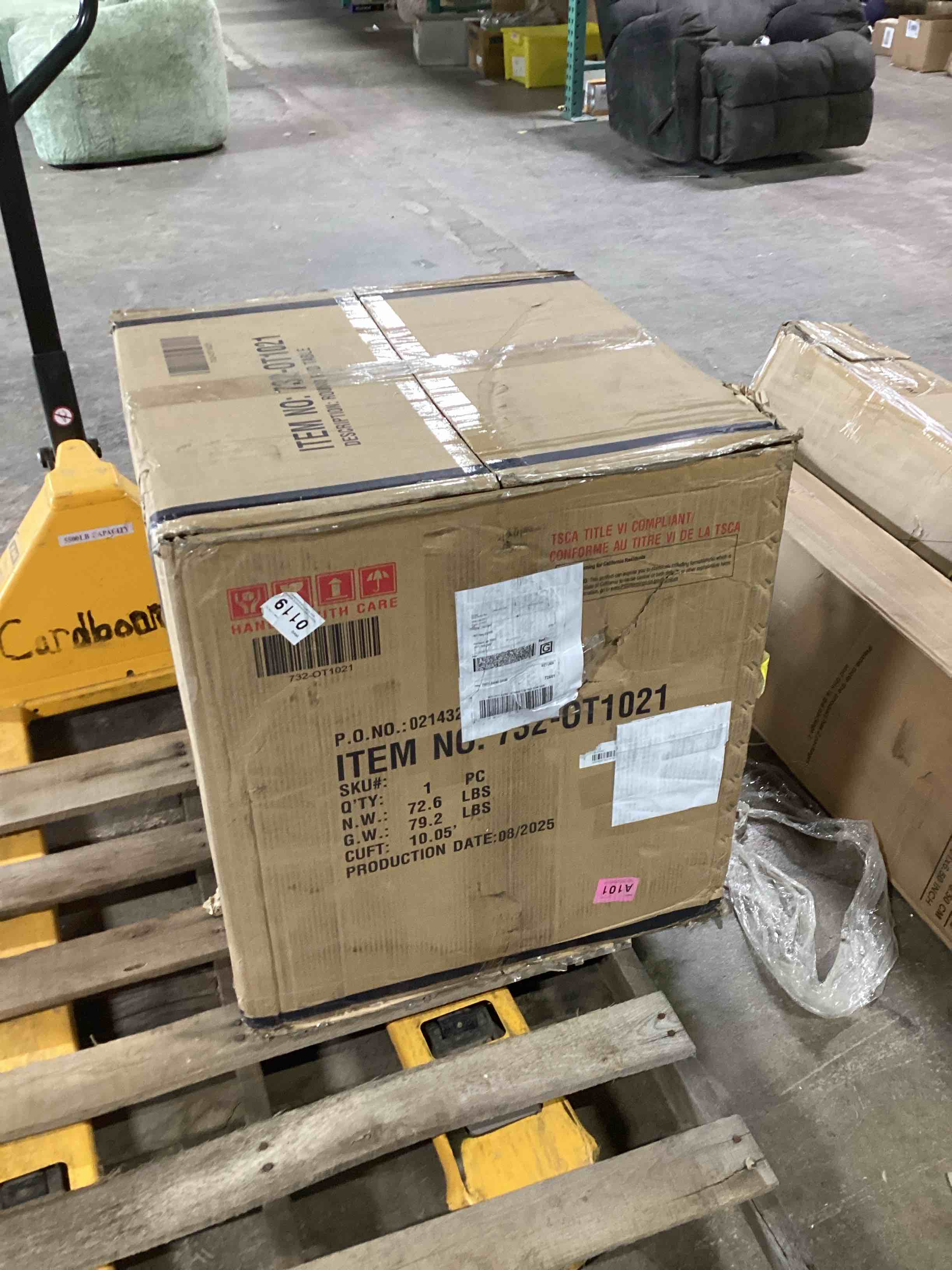 Condition photo showing Good Condition for Trenea Round End Table w/ Round Plinth Base