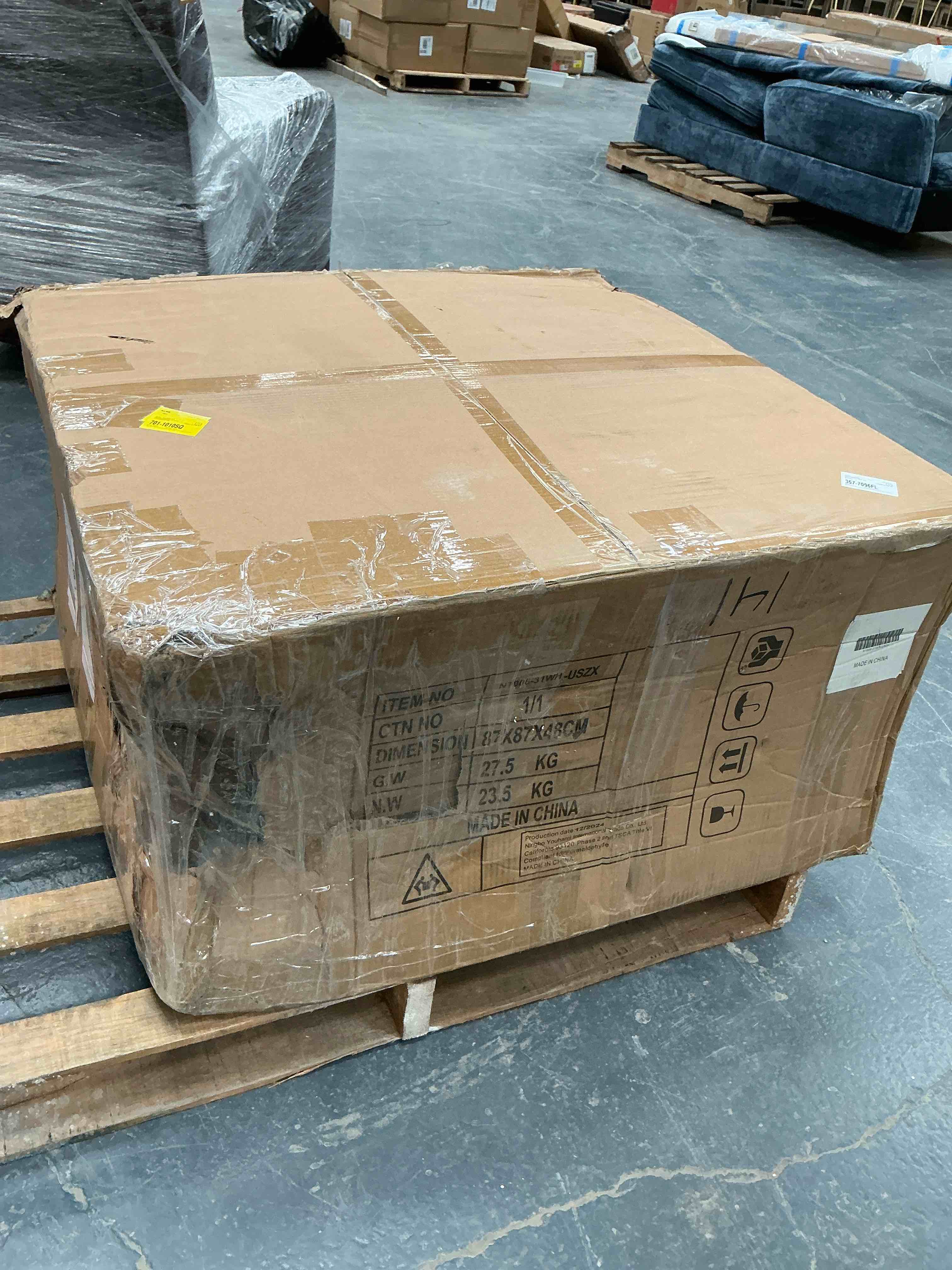 Condition photo showing Good Condition for 31.5" Round Nesting Coffee Table Set