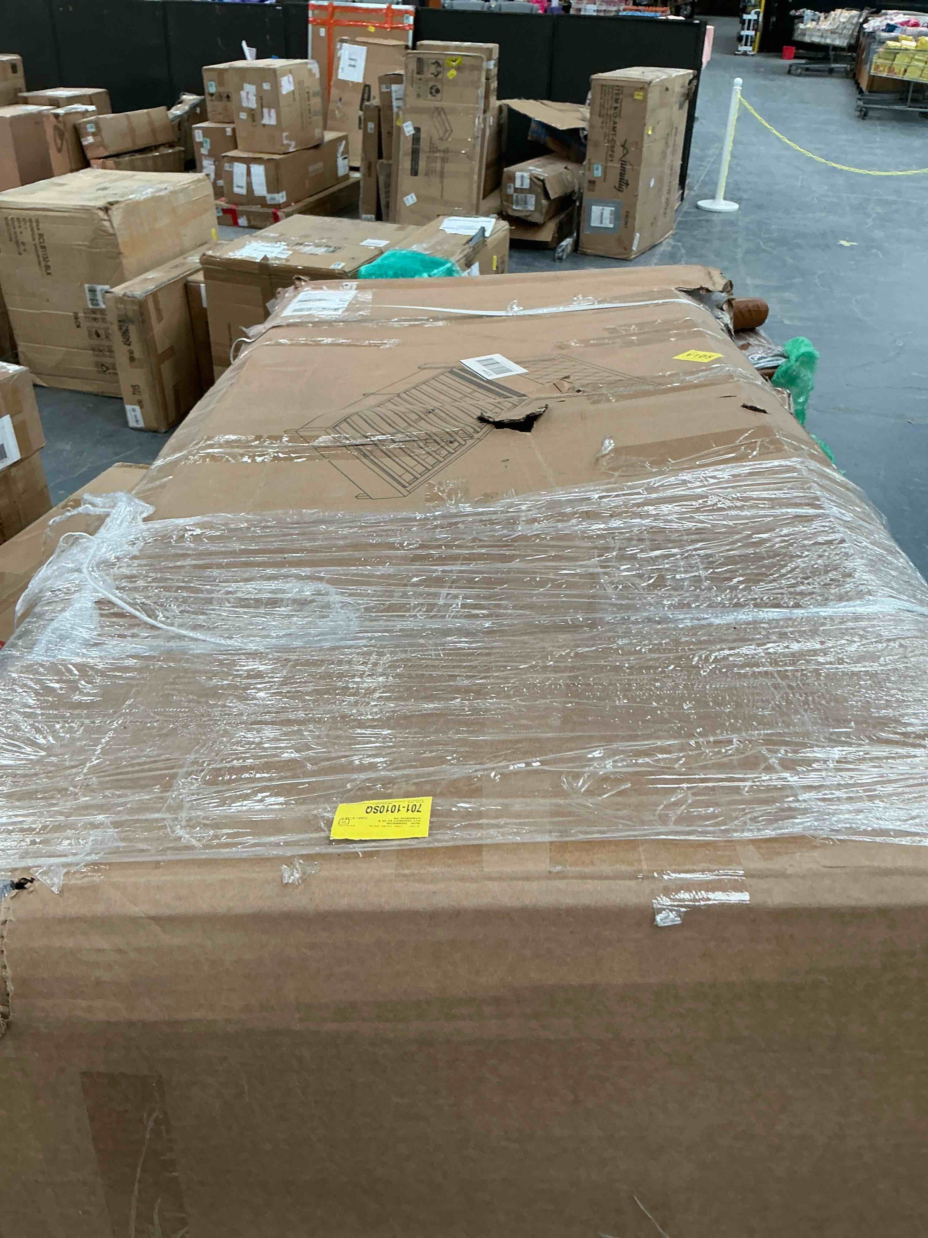 Condition photo showing Good Condition for Duluth Tufted Upholstered Low Profile Platform Bed