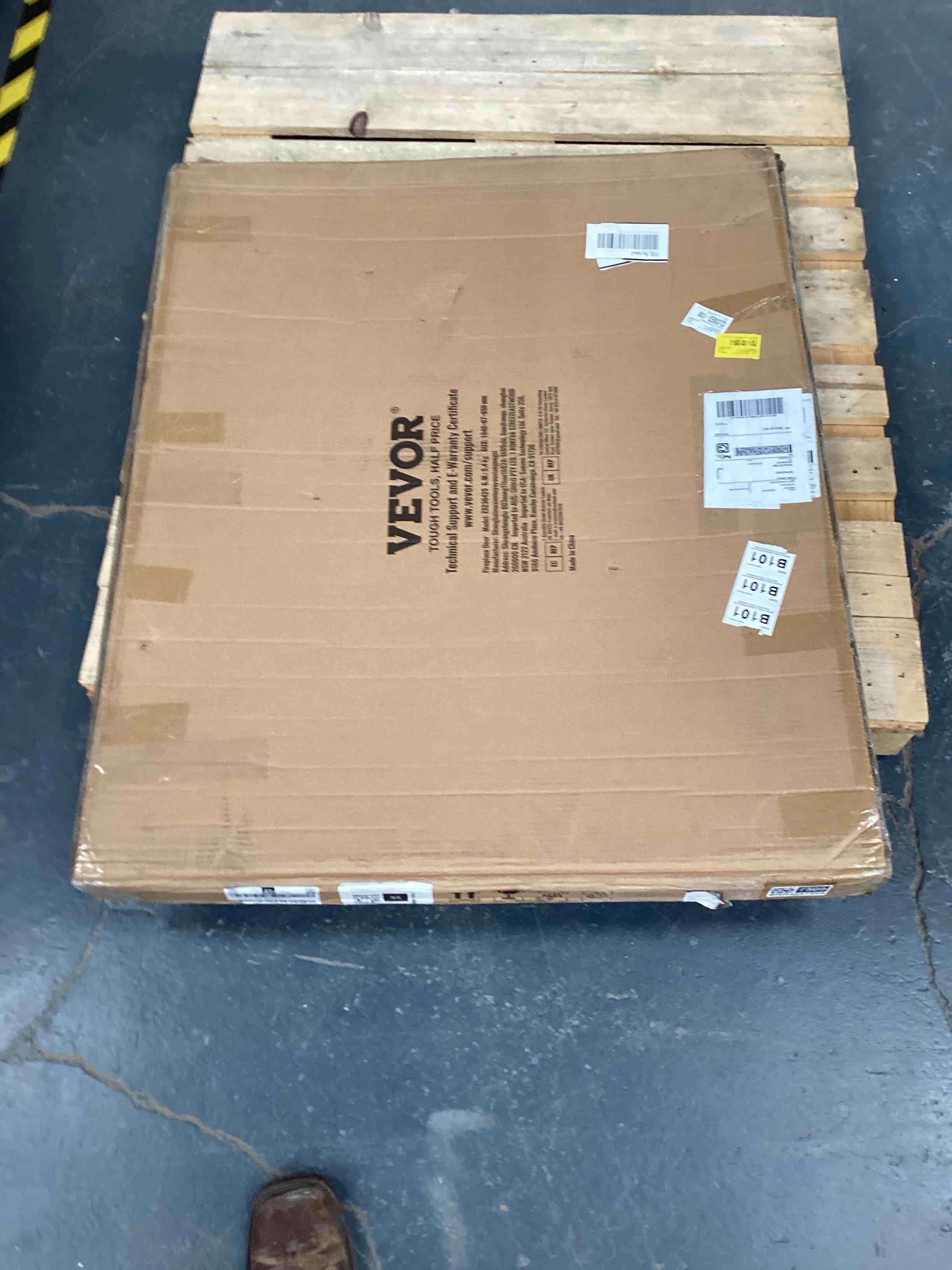 Condition photo showing Good Condition for Shayleen 1 Panel Iron Fireplace Screen