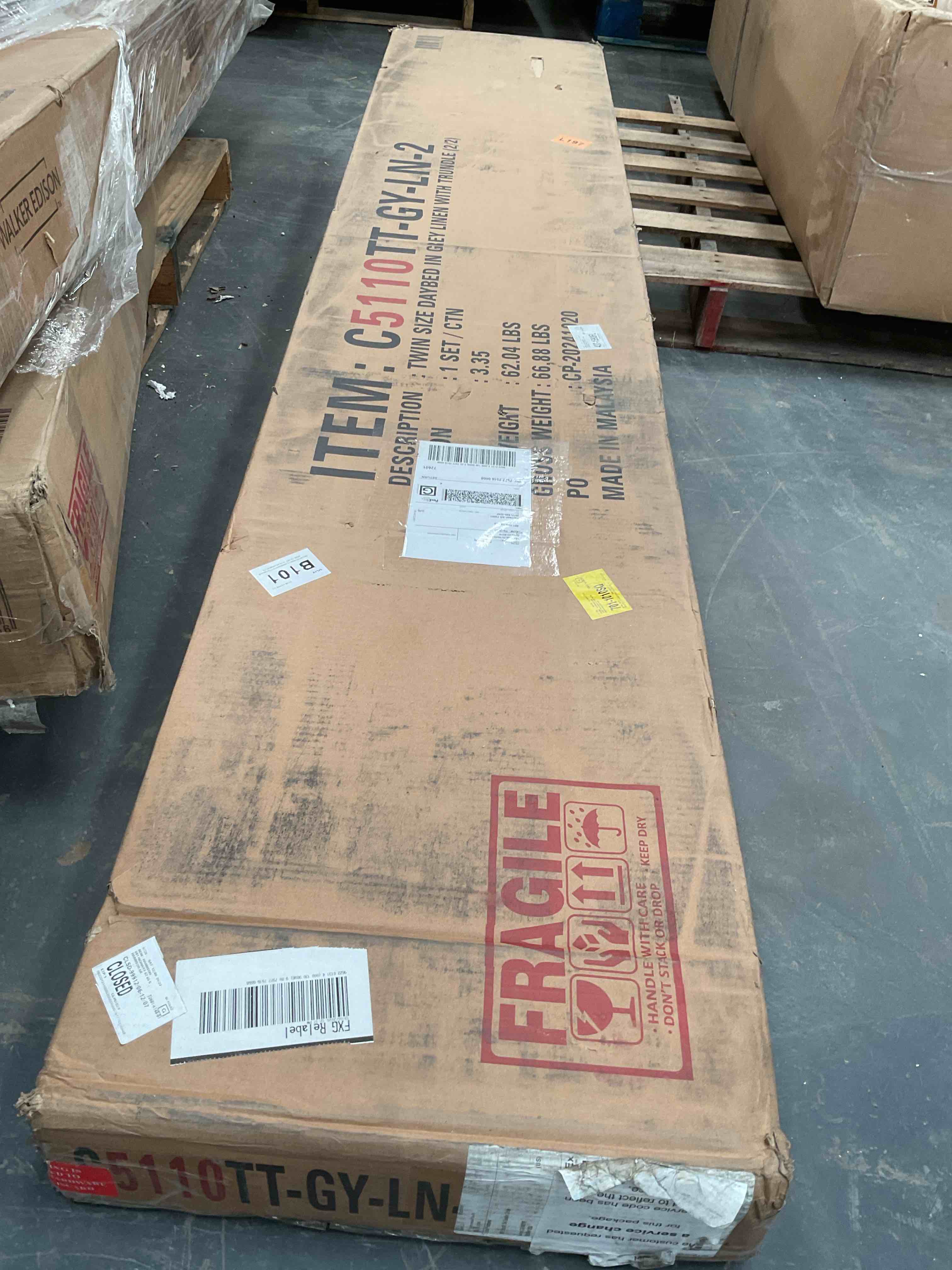 Condition photo showing Good Condition for Pauleth Twin Size Daybed In Grey Linen With Trundle (1/2)