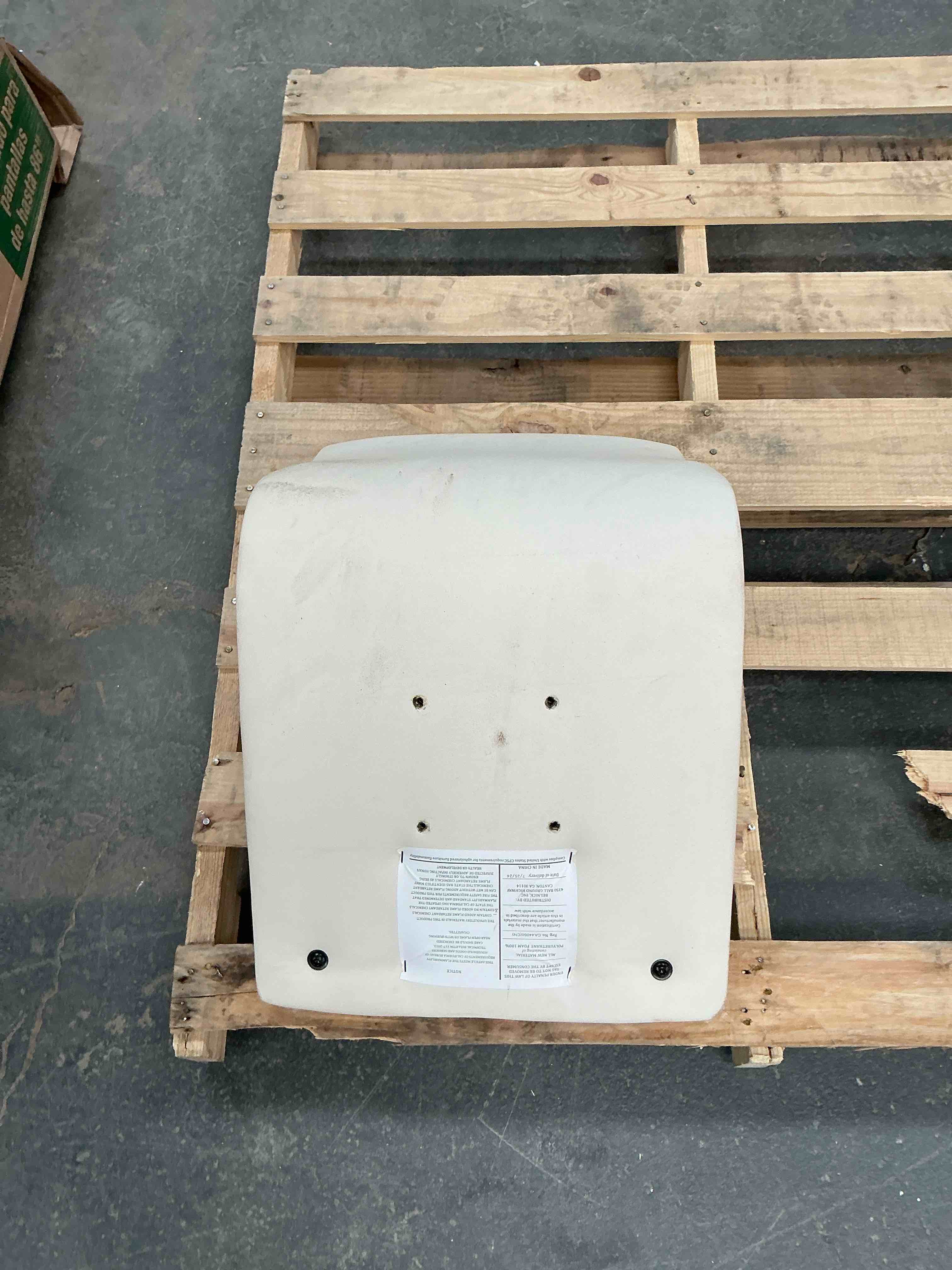 Condition photo showing Good Condition for white single seat (I complete)